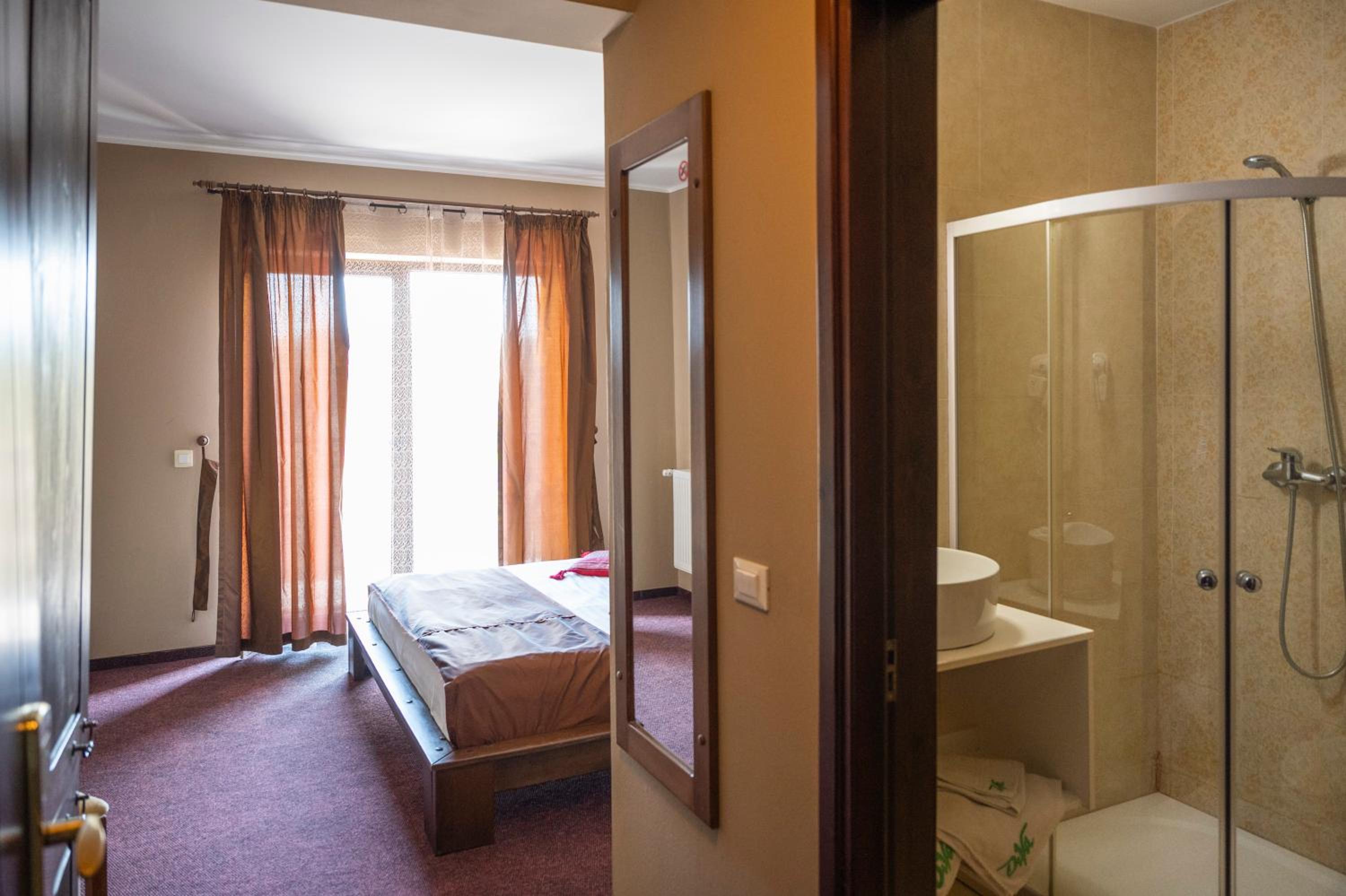 King Room with Balcony - Photo 8