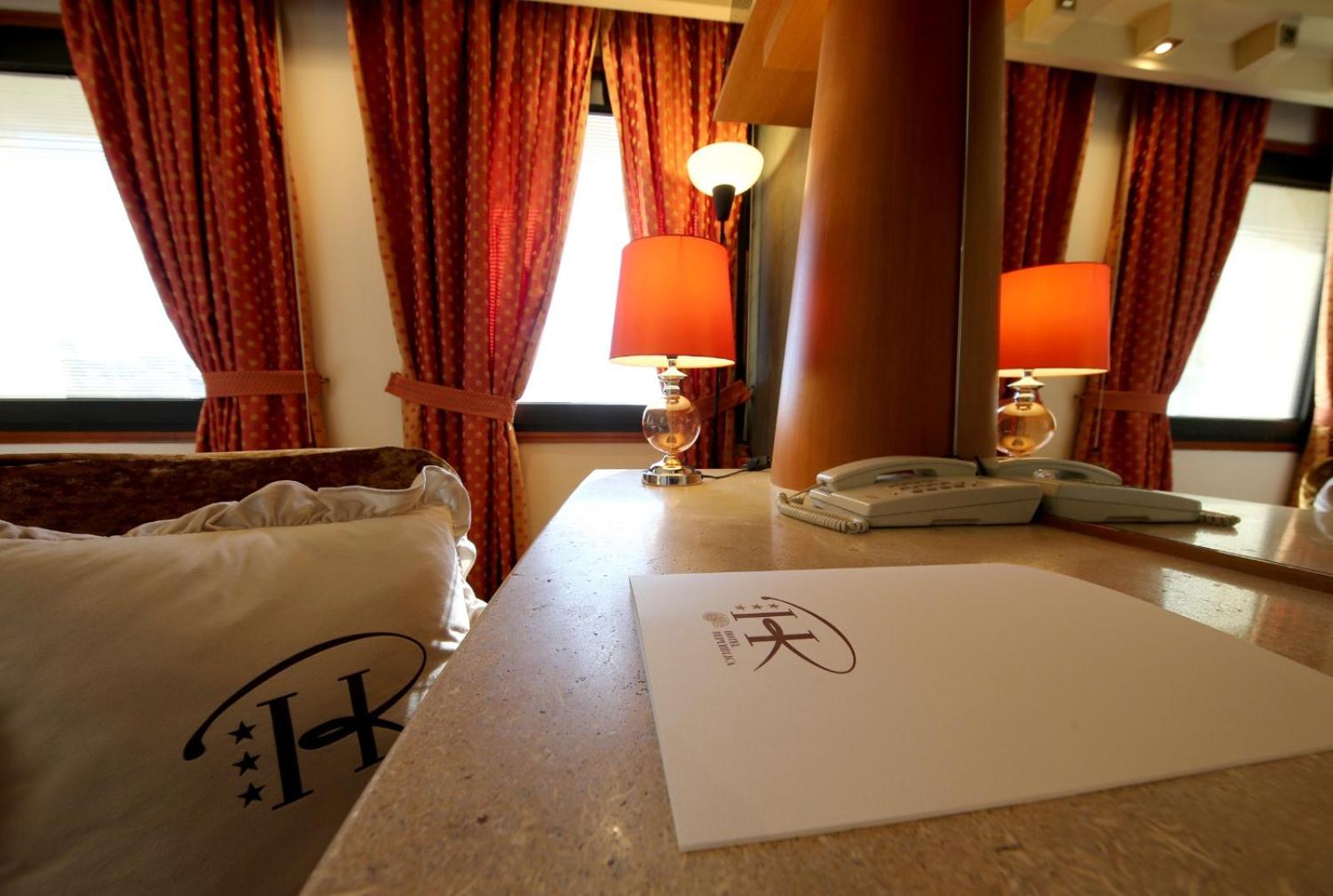 Double or Twin Room - Photo 4
