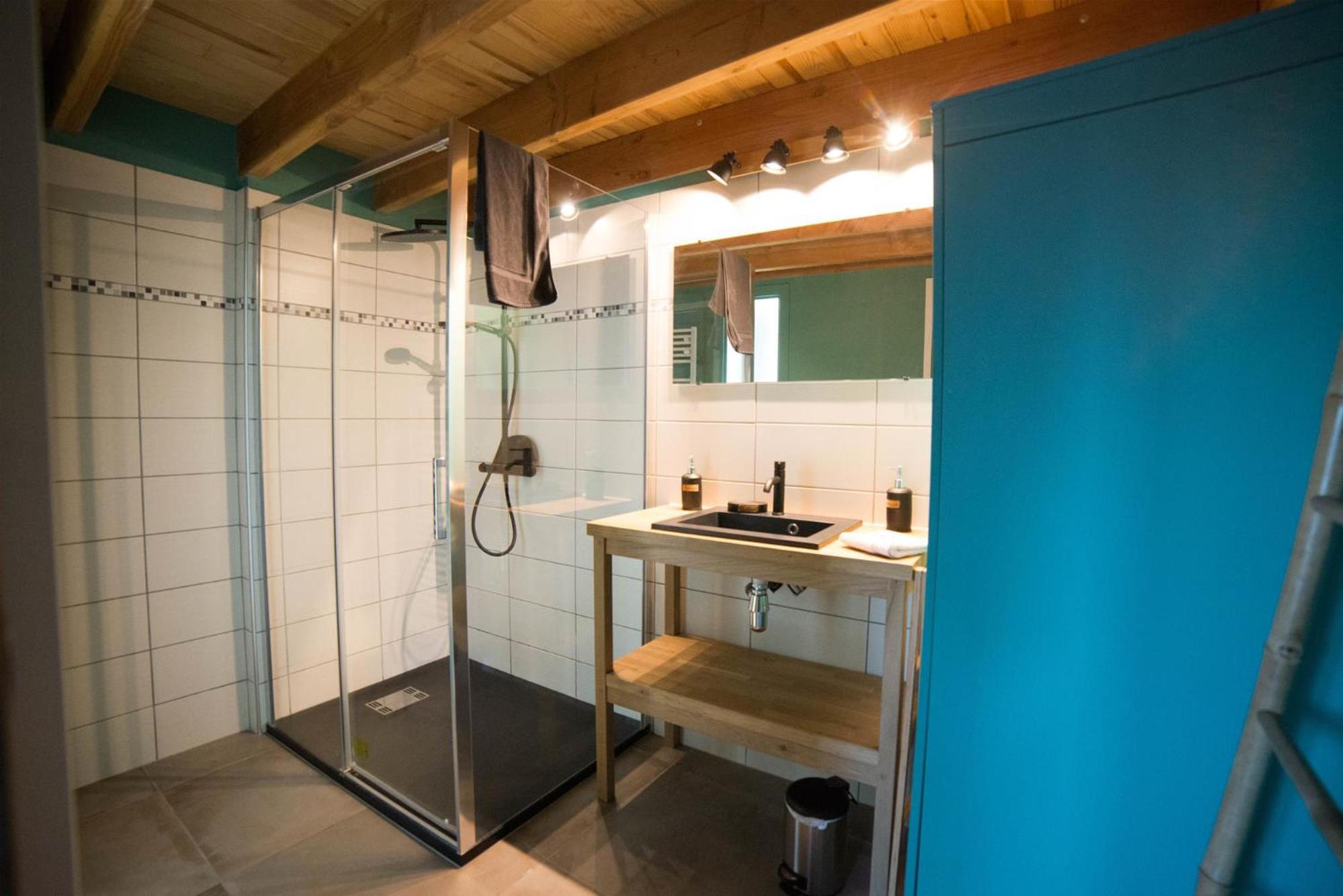 Deluxe Family Suite - Photo 11