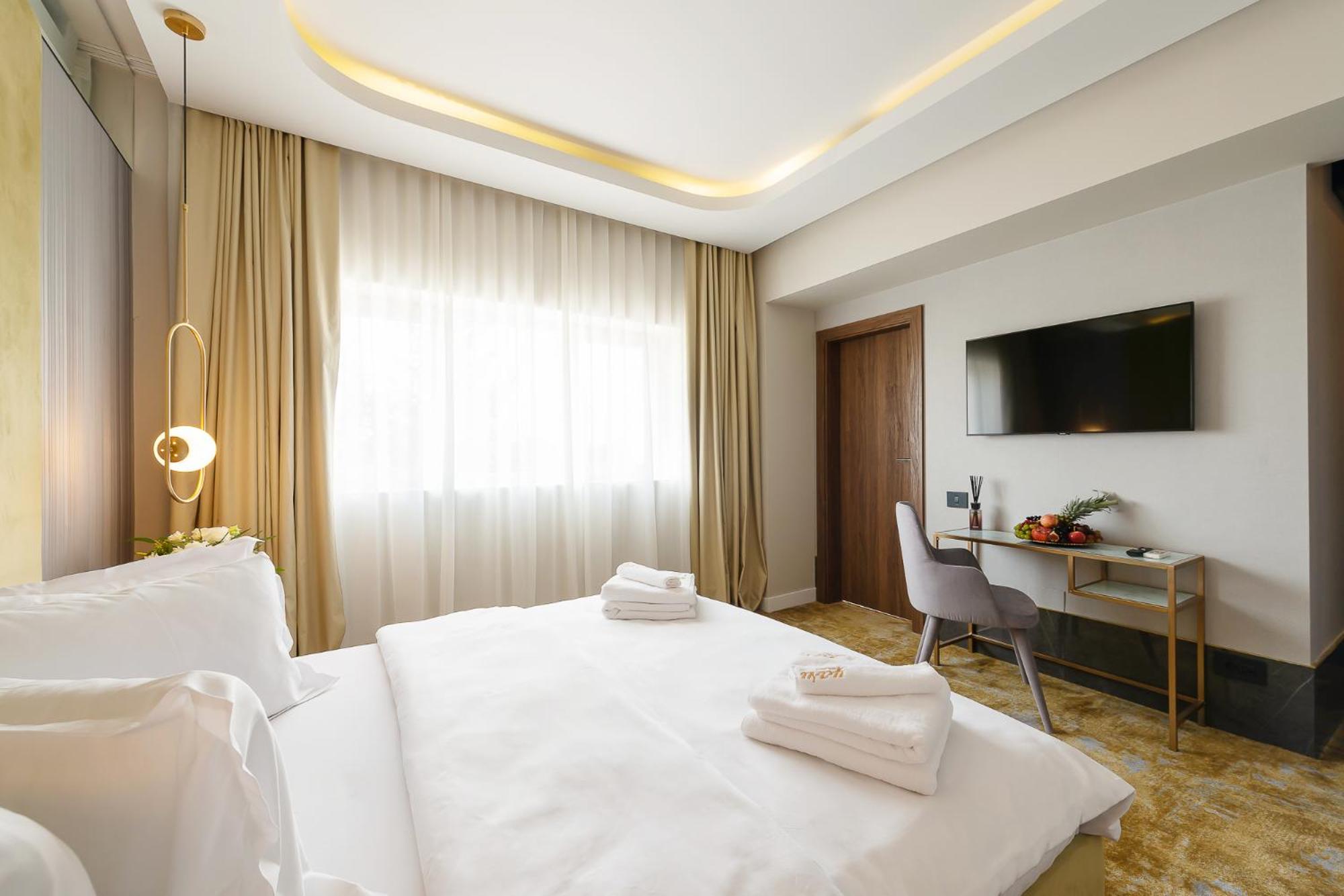 Deluxe King Room - Photo 19