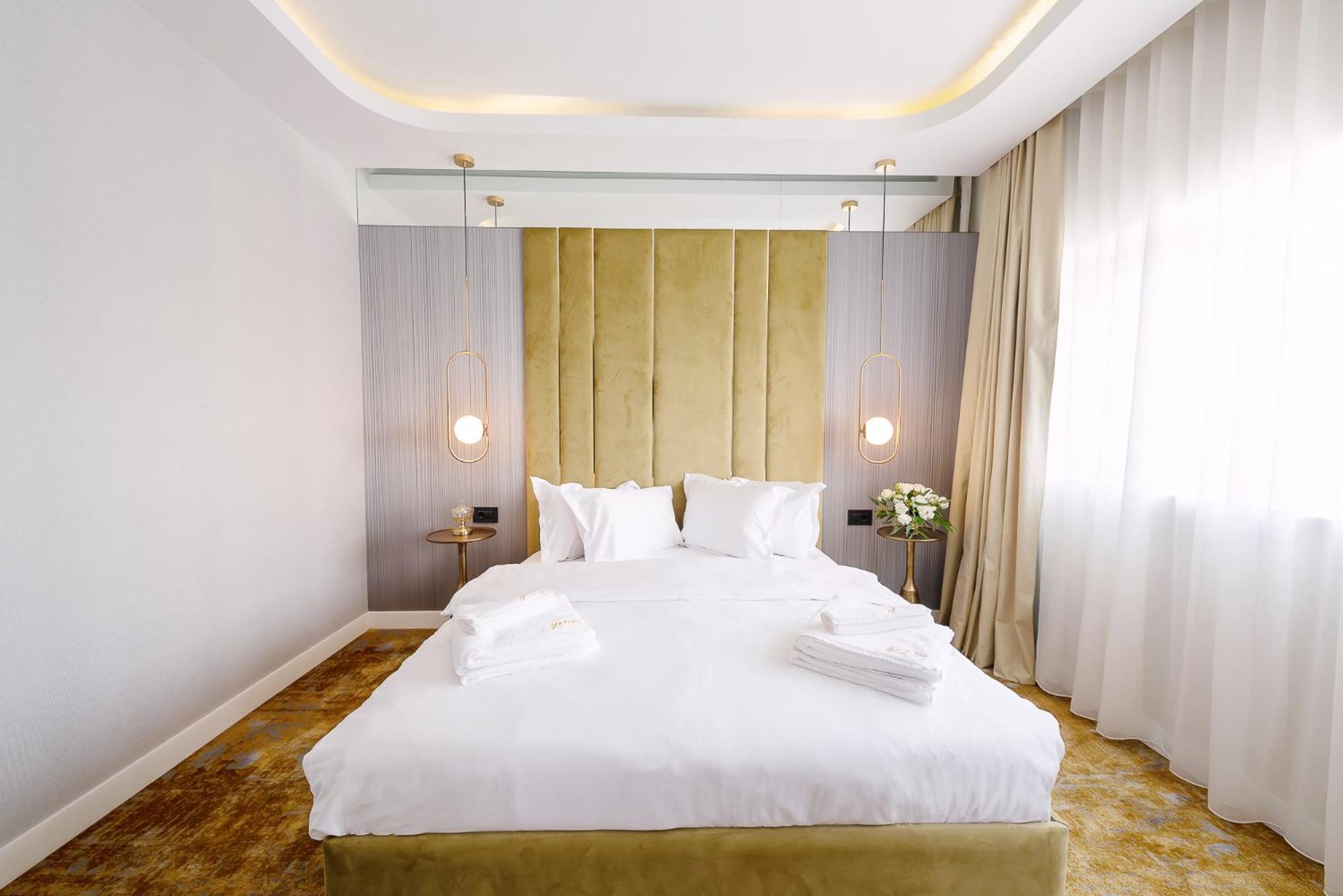 Deluxe King Room - Photo 15
