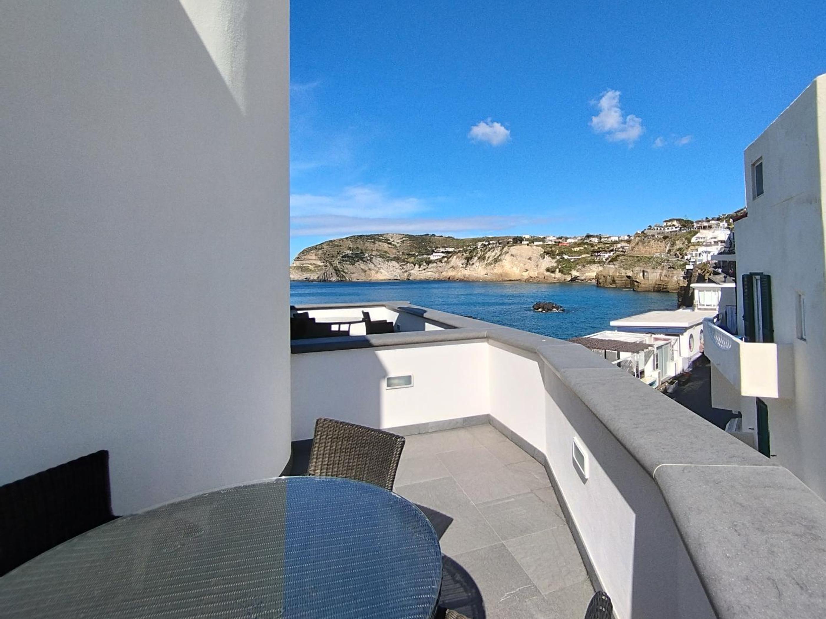 Deluxe Double Room with Side Sea View - Photo 12