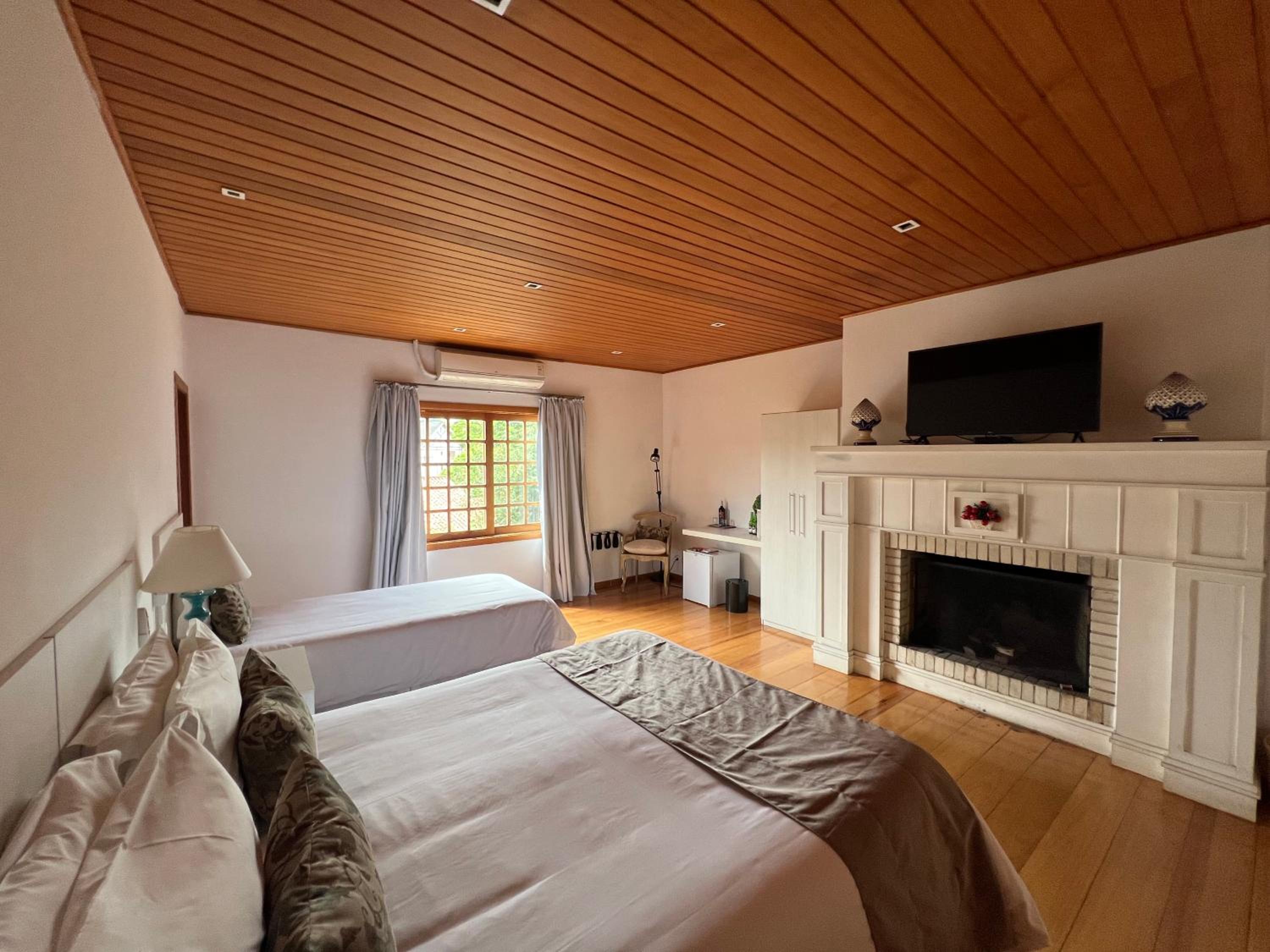 Superior Suite With Fireplace photo 3