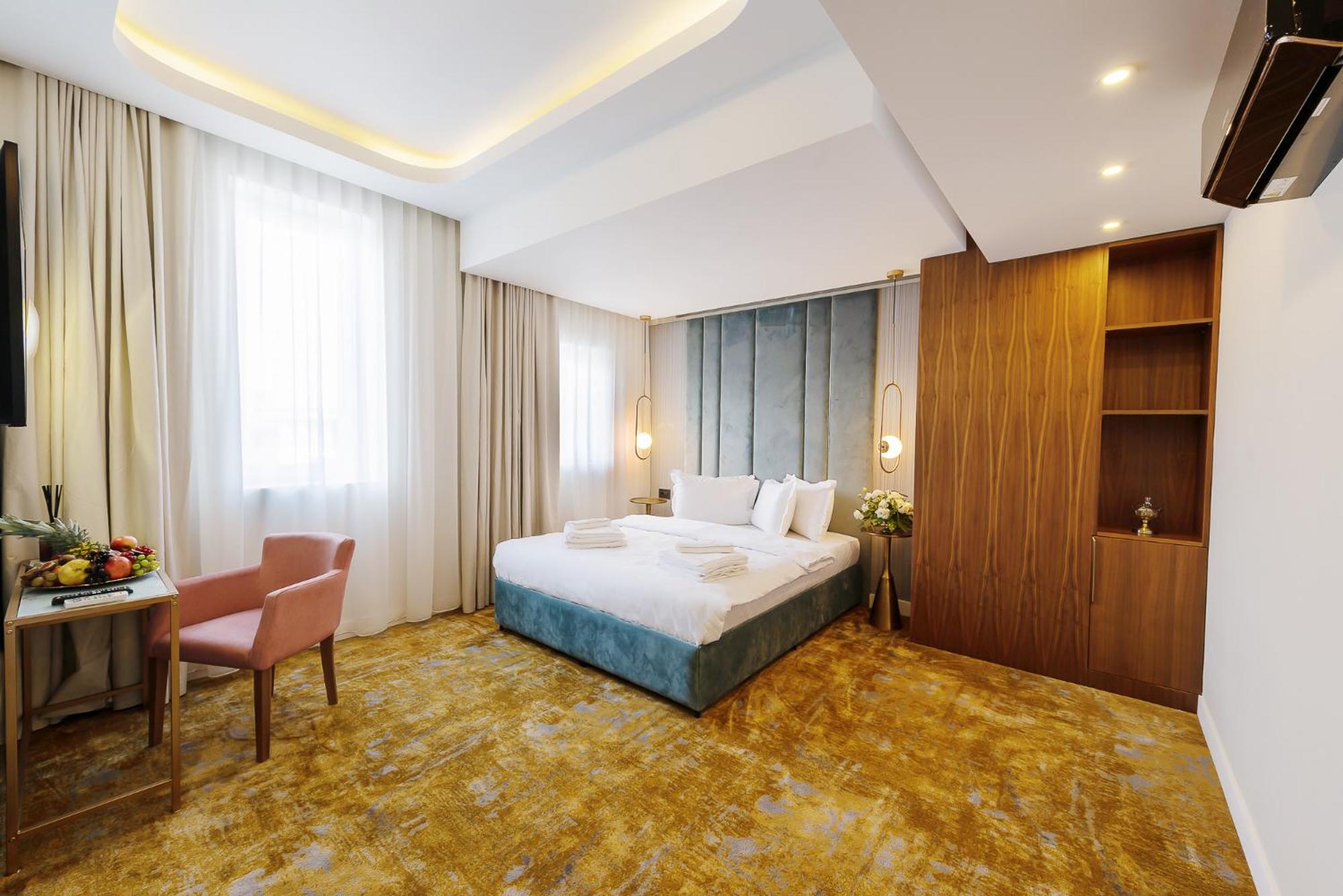 Deluxe King Room - Photo 2
