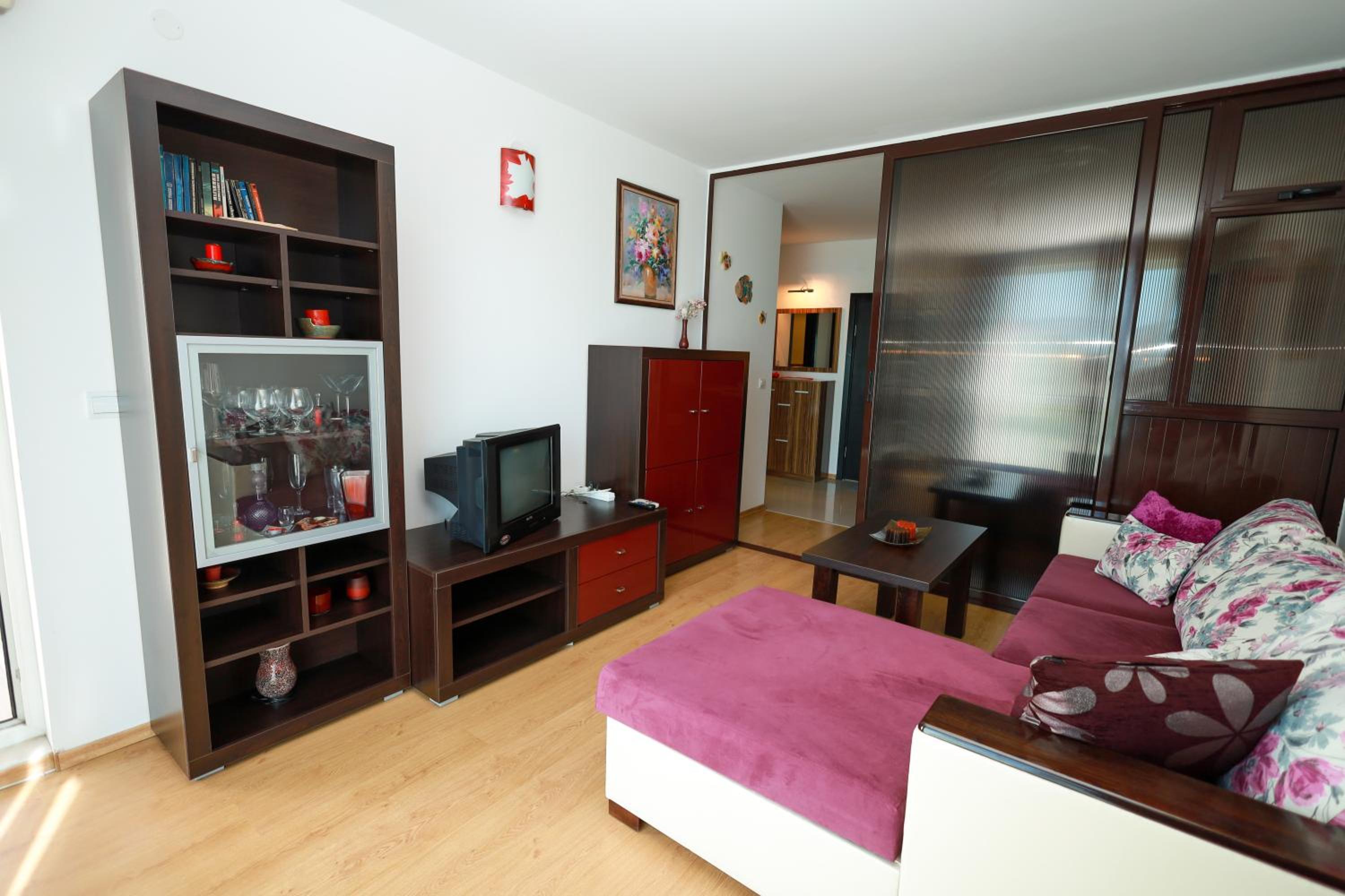 One-Bedroom Apartment photo 1