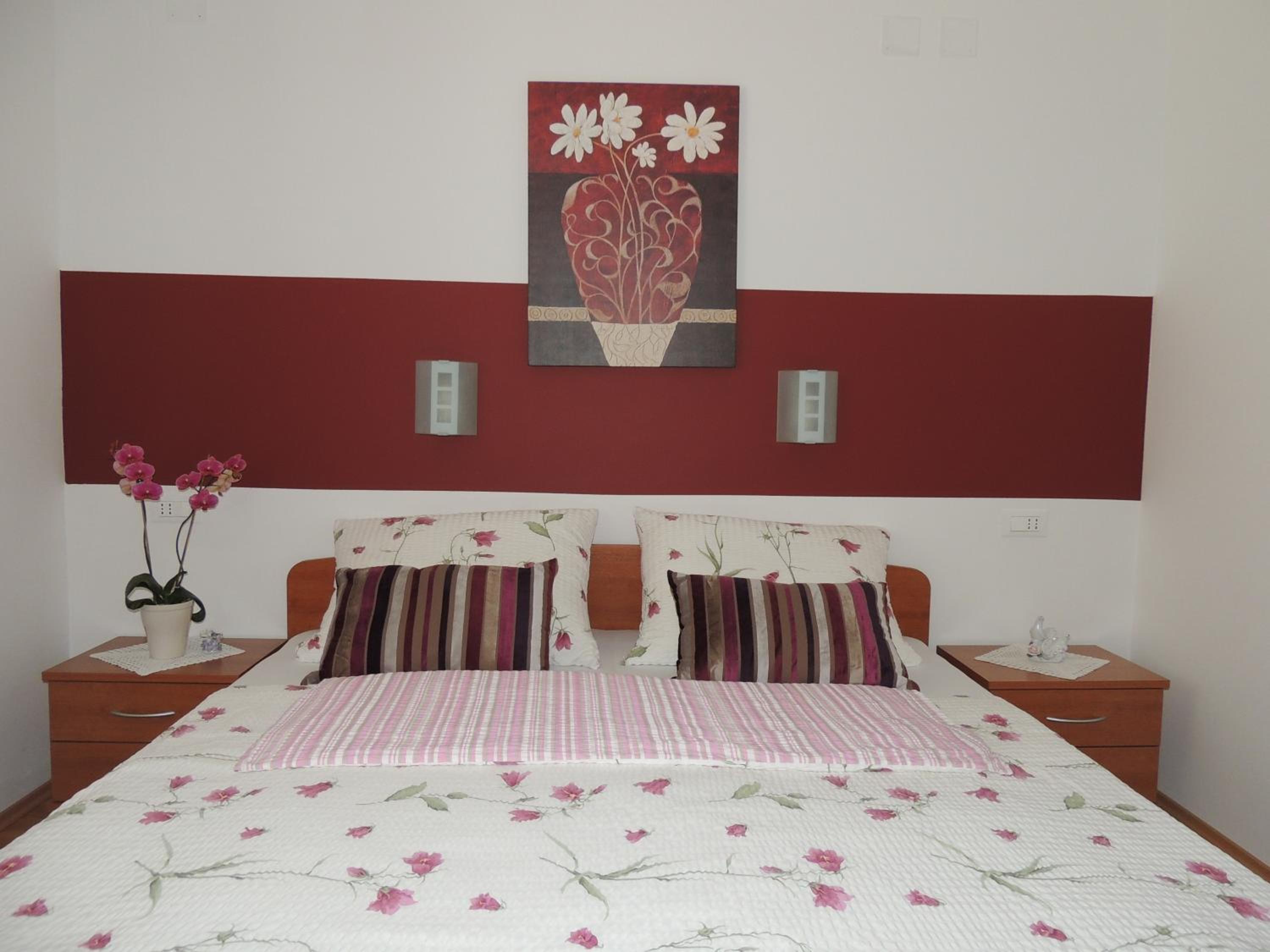 One-Bedroom Apartment - Photo 2