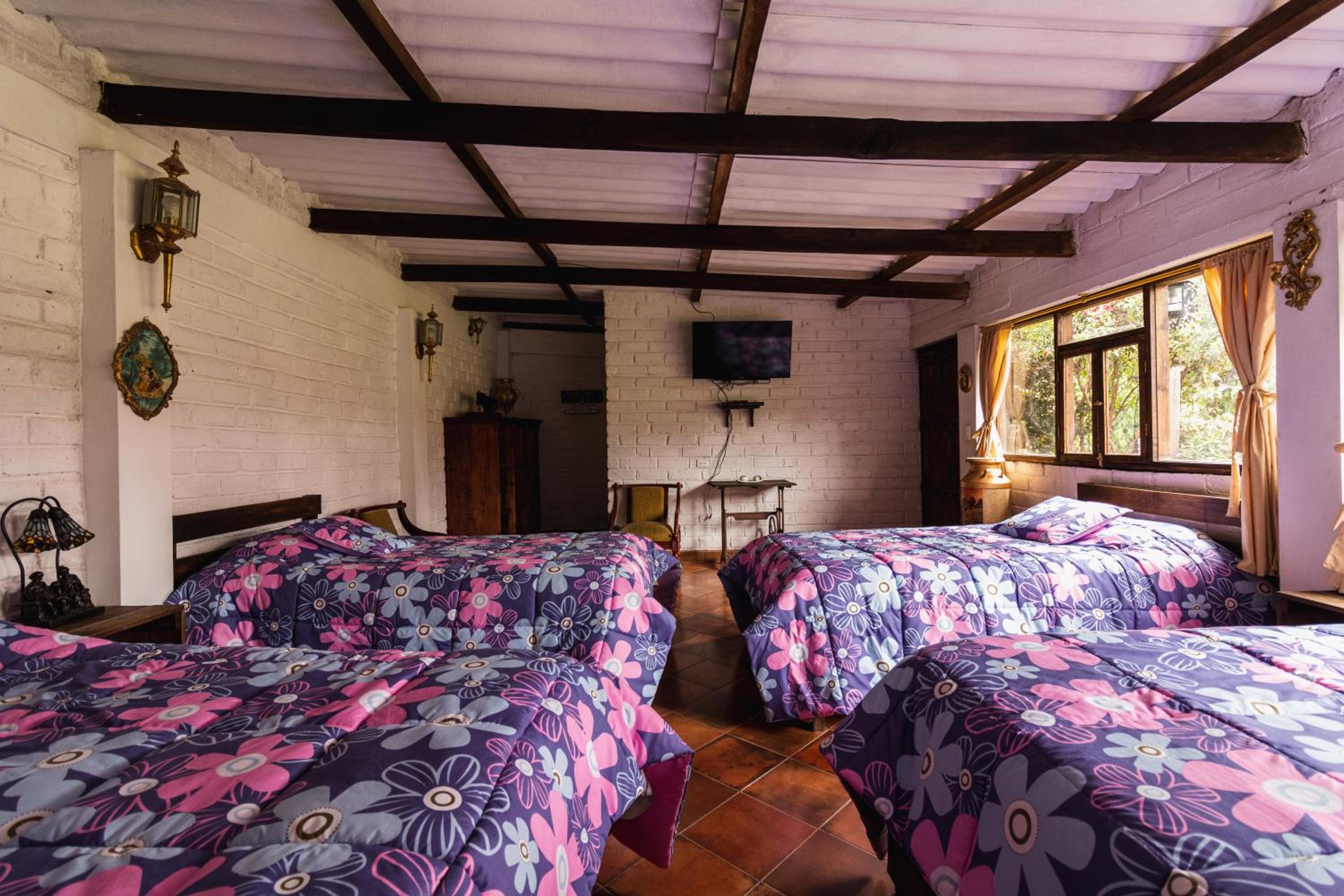 Quadruple Room with Private Bathroom photo 3