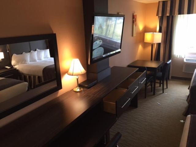 Standard Queen Room with Two Queen Beds - Photo 3