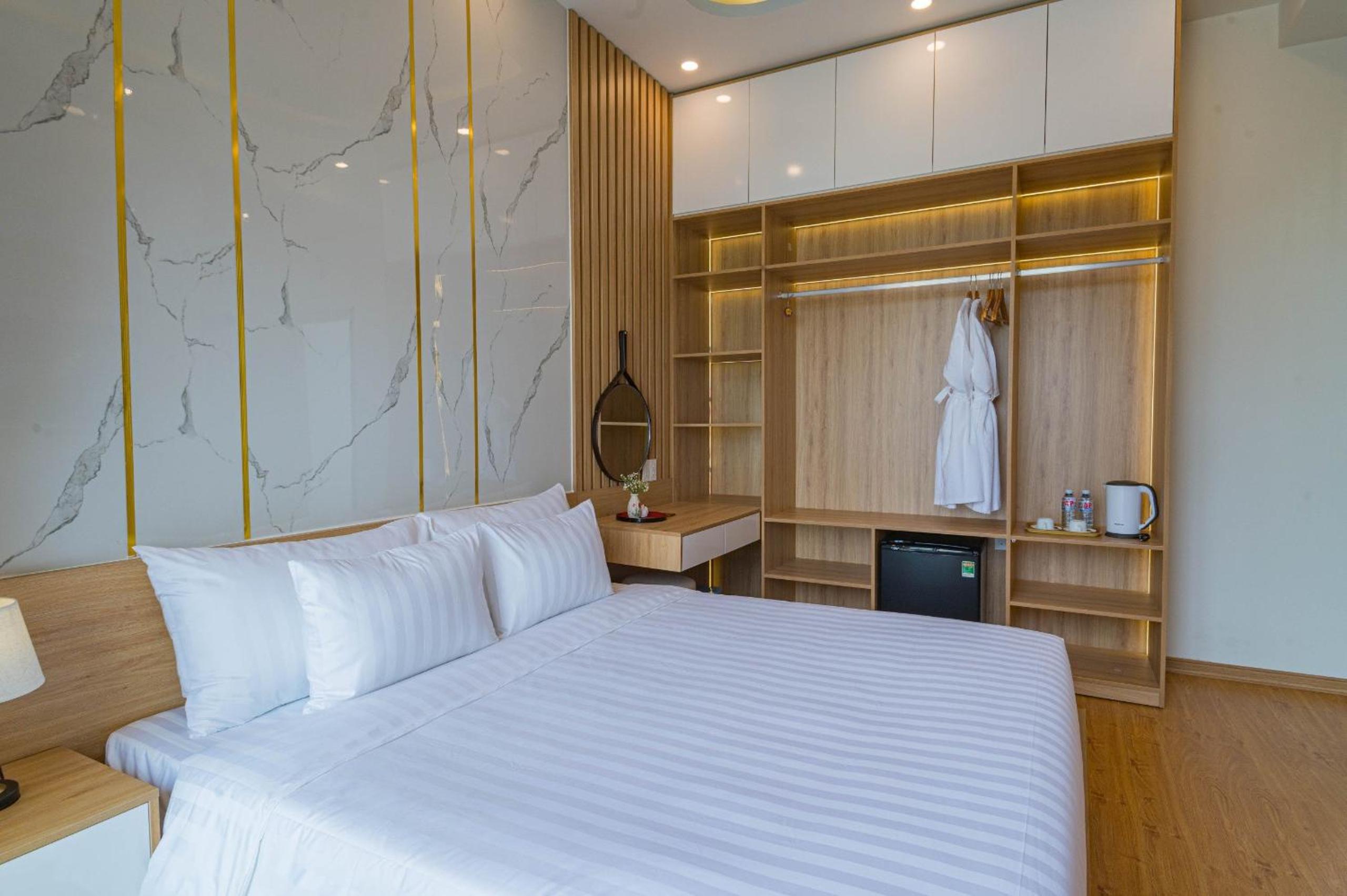 Deluxe Double Room with Balcony - Photo 48