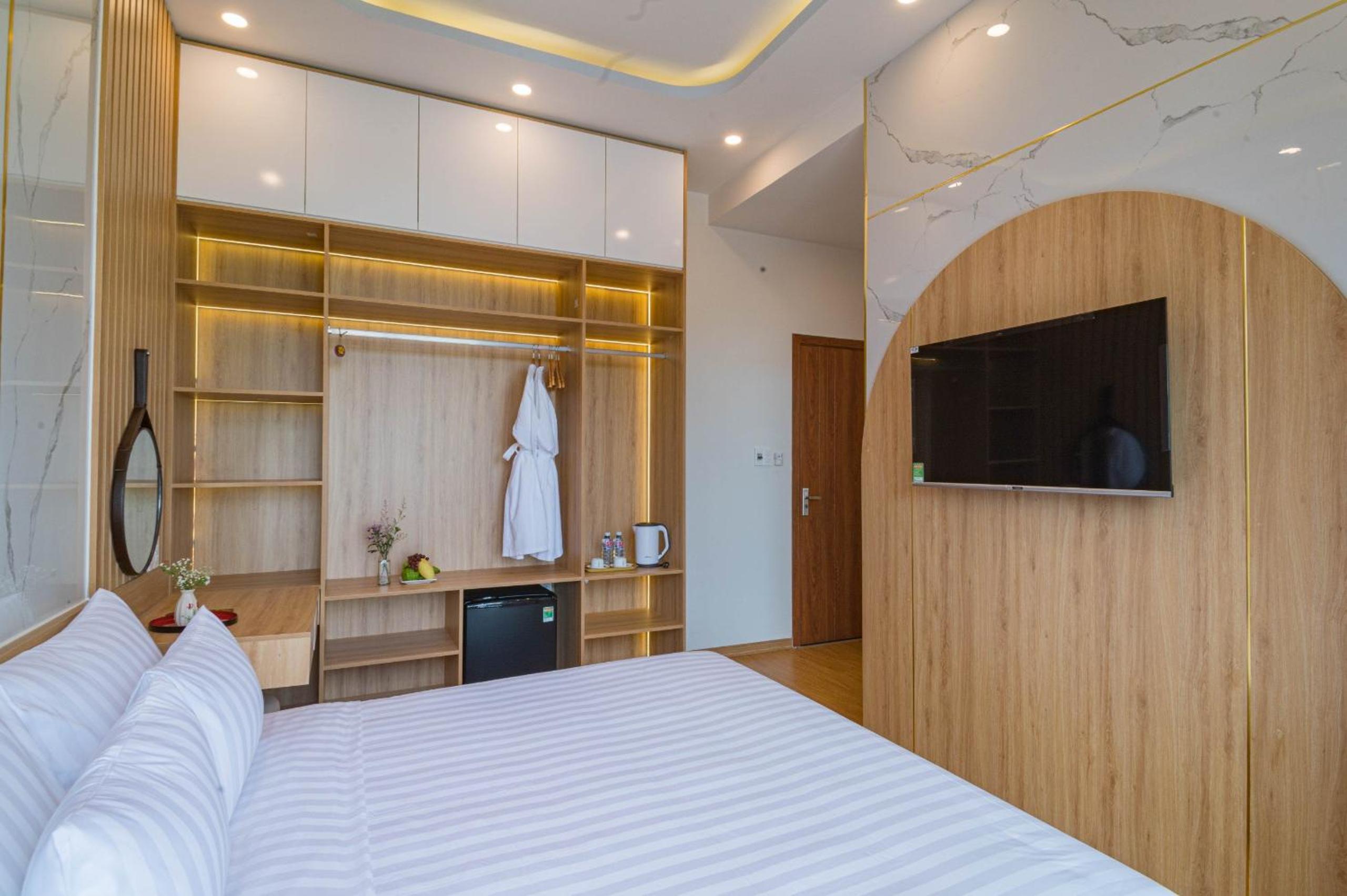 Deluxe Double Room with Balcony - Photo 49