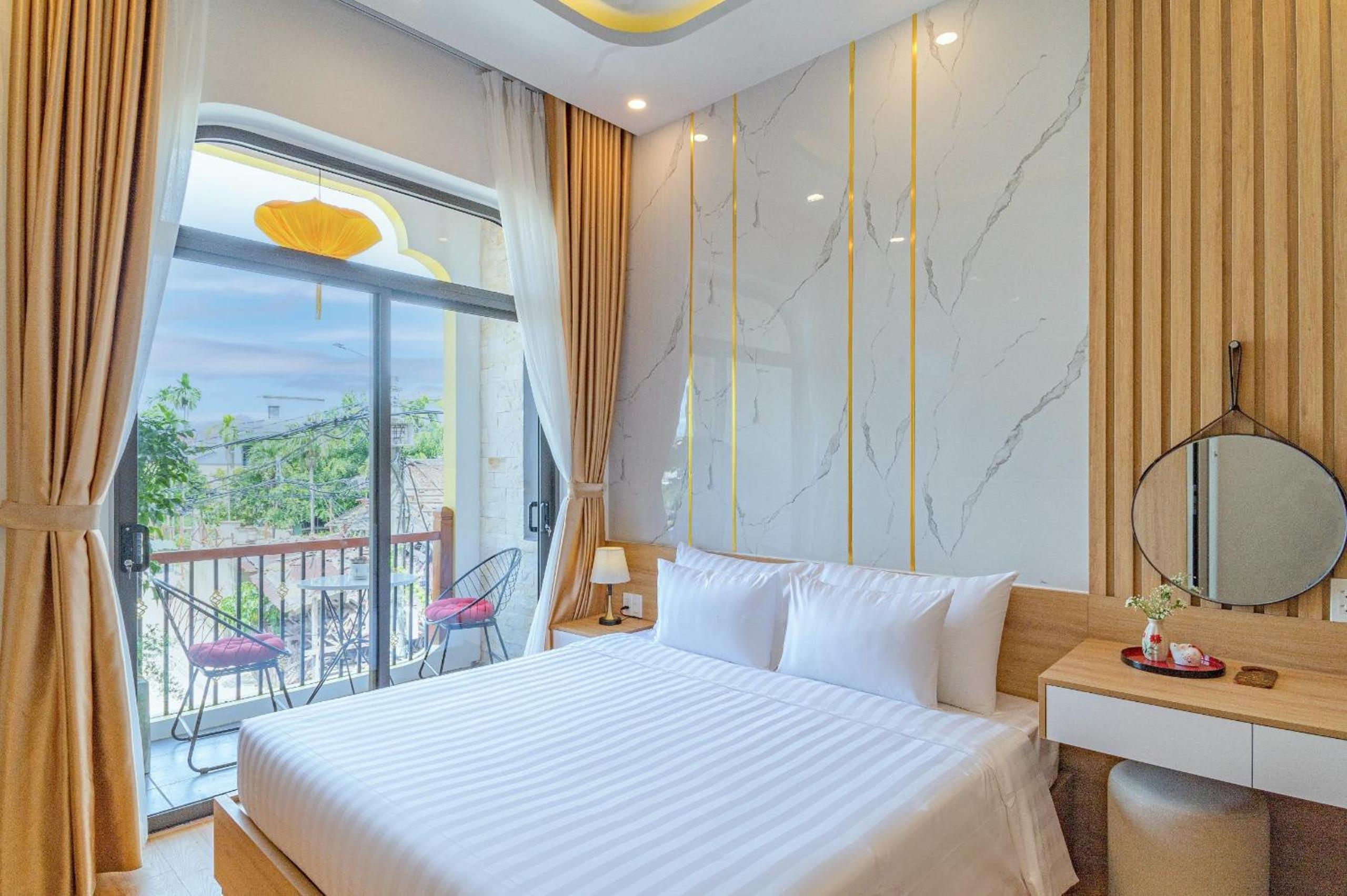 Deluxe Double Room with Balcony - Photo 39