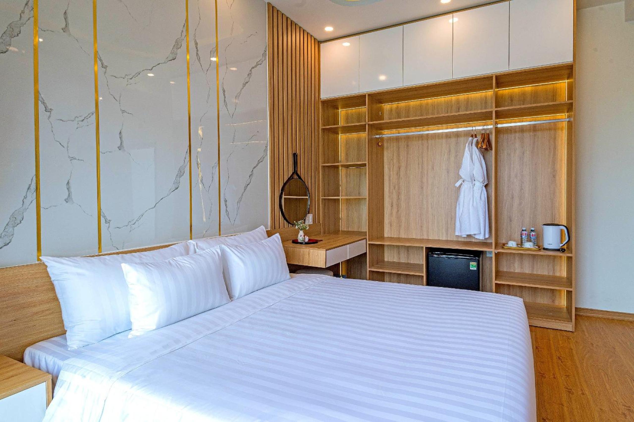 Deluxe Double Room with Balcony - Photo 37