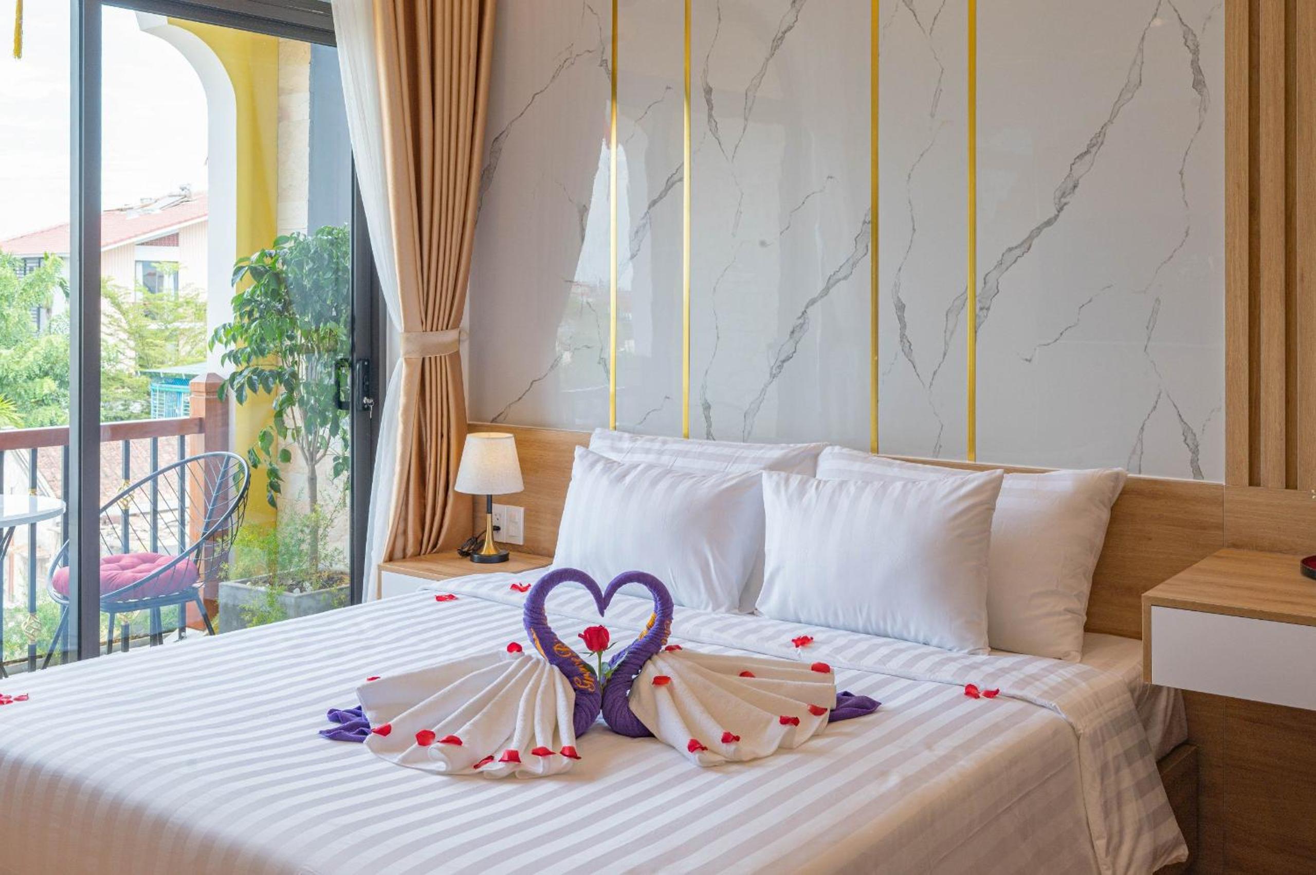 Deluxe Double Room with Balcony - Photo 38