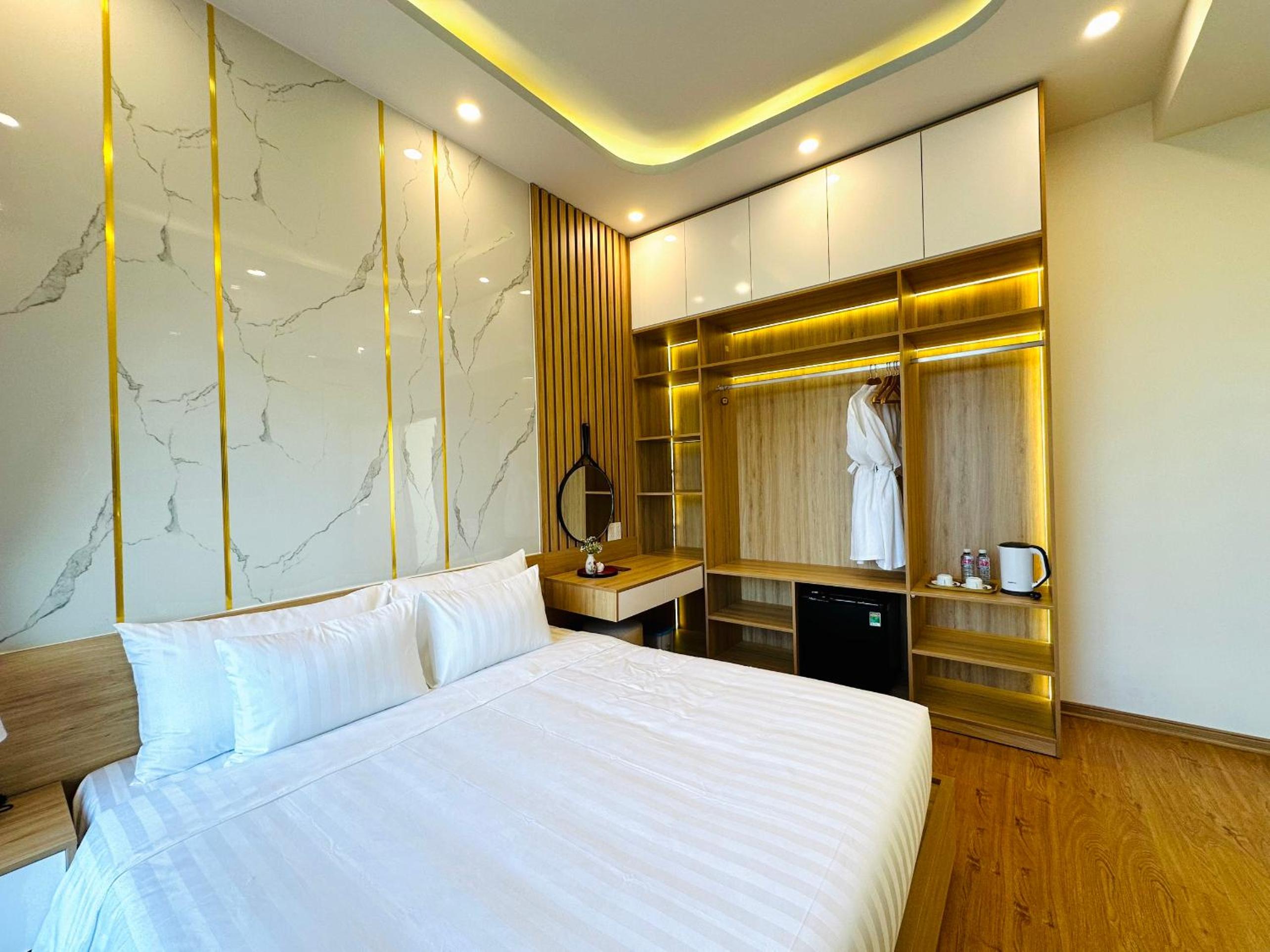 Deluxe Double Room with Balcony - Photo 42