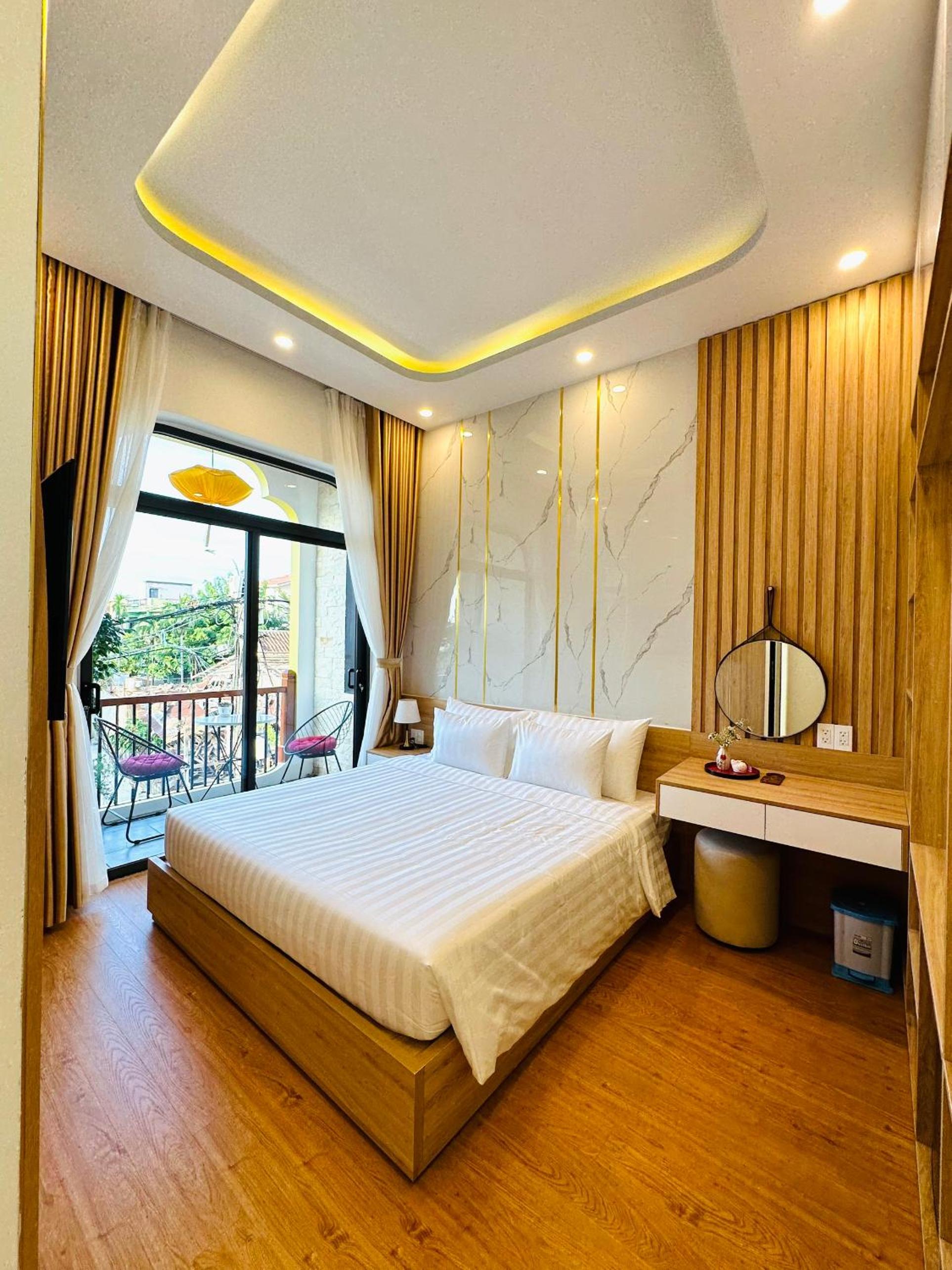 Deluxe Double Room with Balcony - Photo 44
