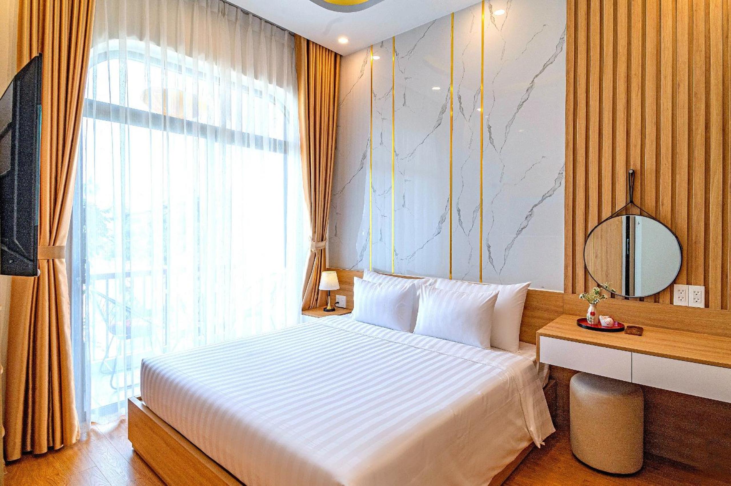 Deluxe Double Room with Balcony - Photo 33