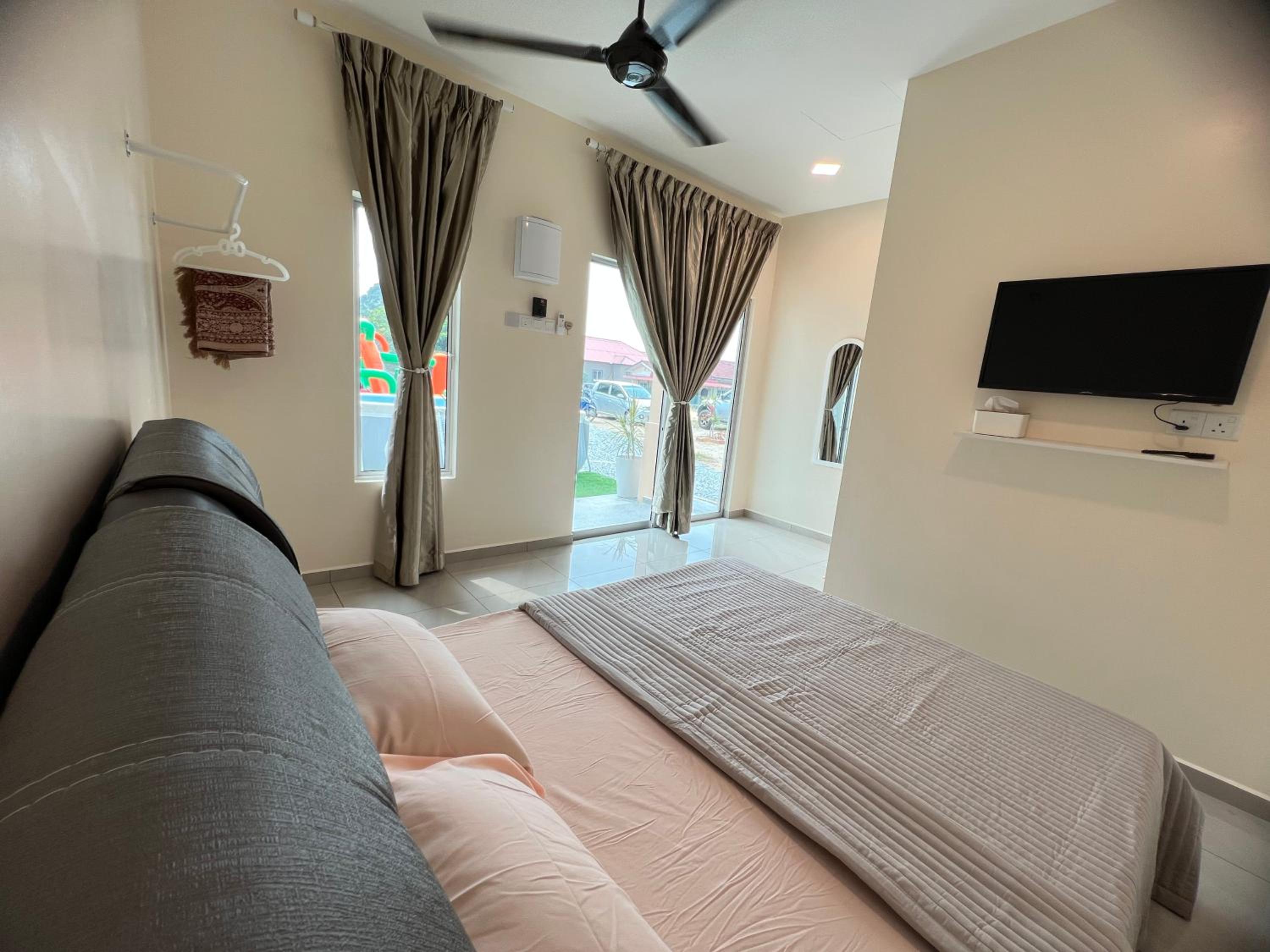 Queen Room with Pool View