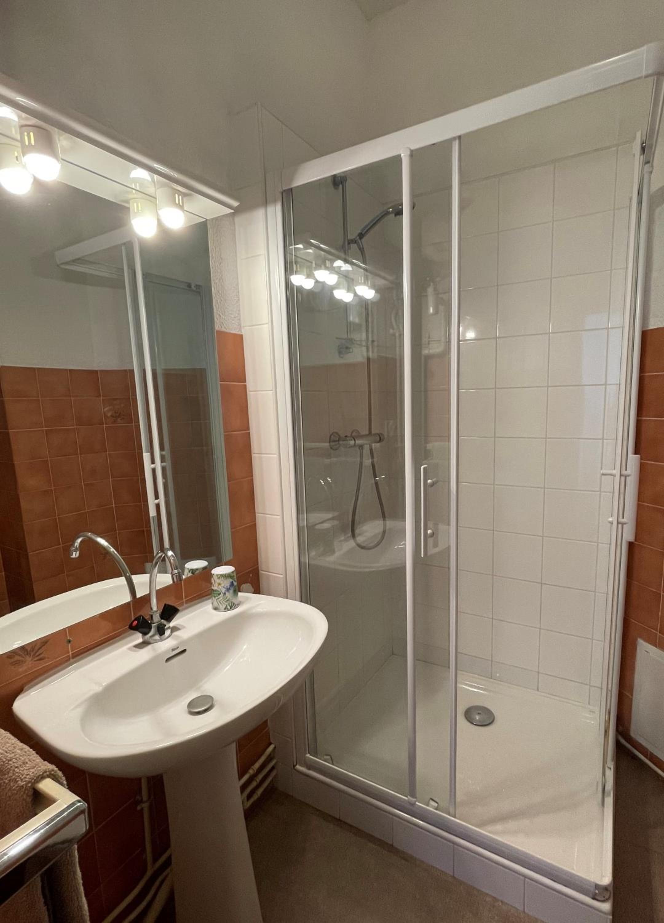 Small Double Room with Bathroom and Toilet photo 2