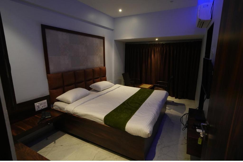 Deluxe Double Room (2 Adults + 1 Child) photo 2