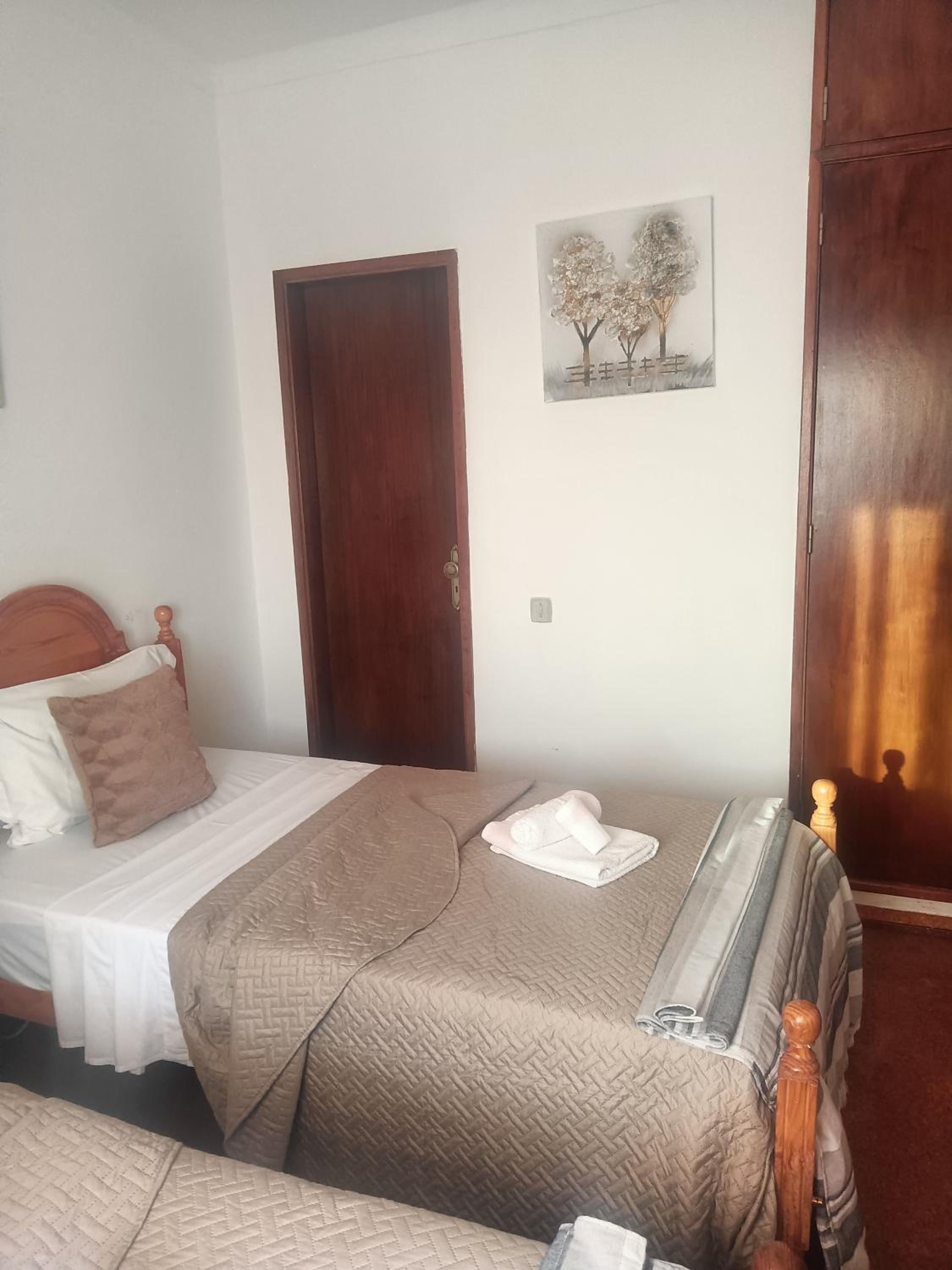 Twin Room with City View - Photo 7