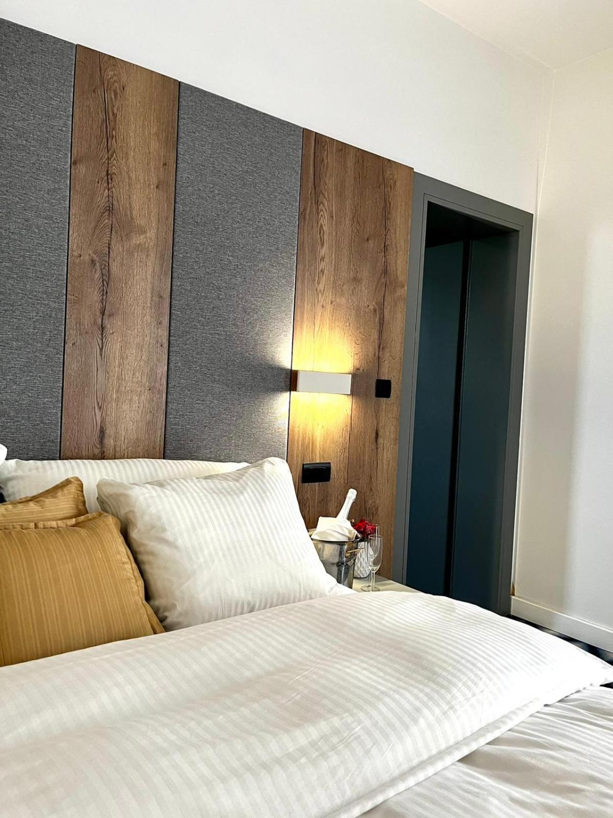 Deluxe Double Room with Balcony photo 2