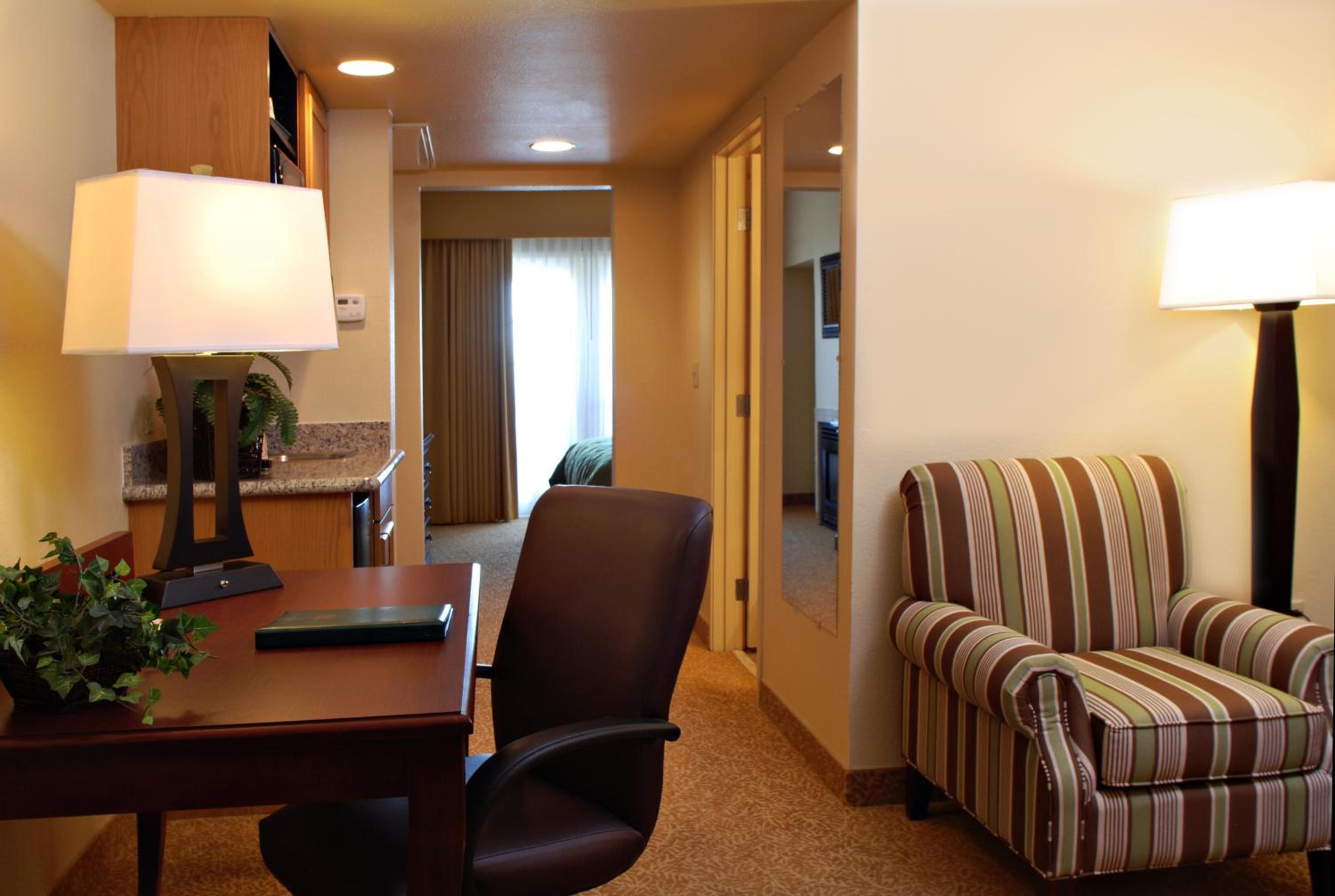 Poolside One-Bedroom Queen Suite - Photo 1