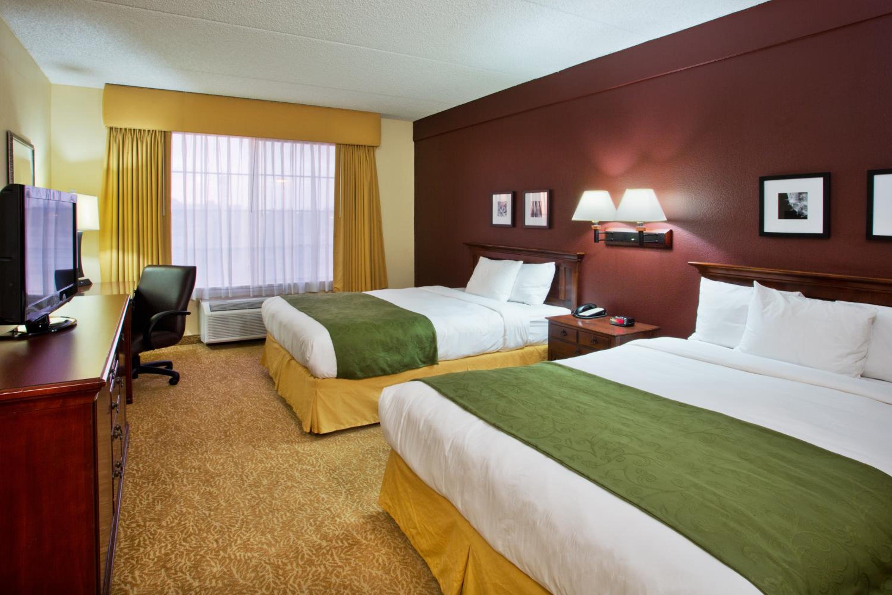 Queen Room with Two Queen Beds - Photo 3