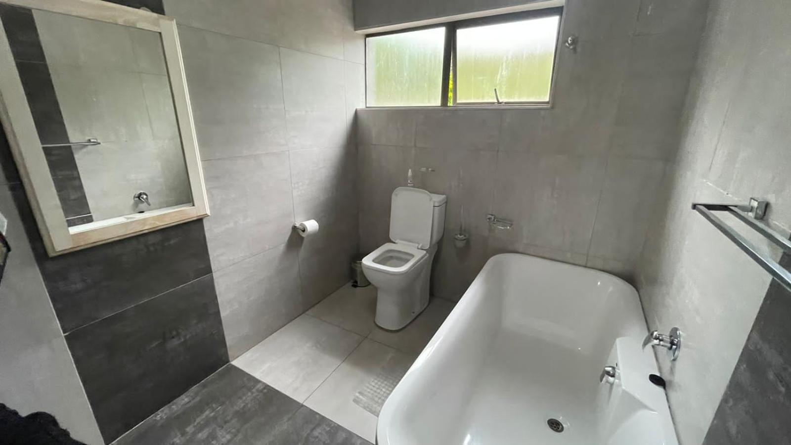 Deluxe King Room - Photo 2