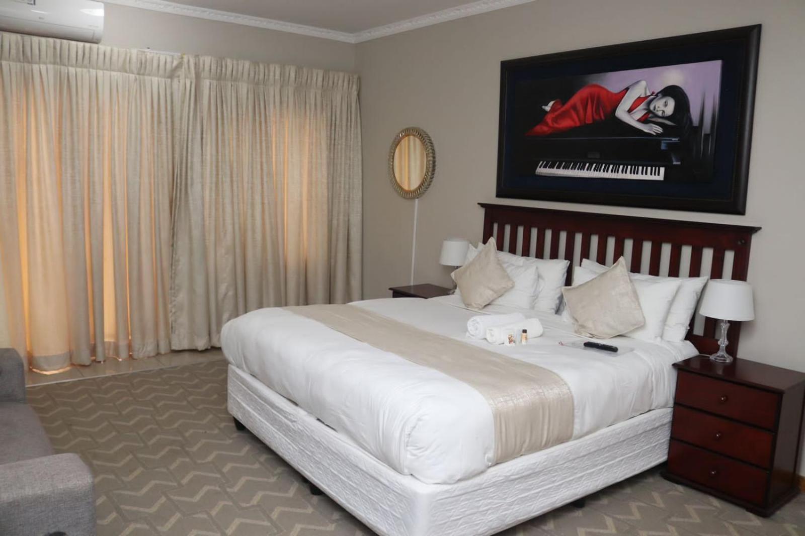 Deluxe King Room - Photo 3