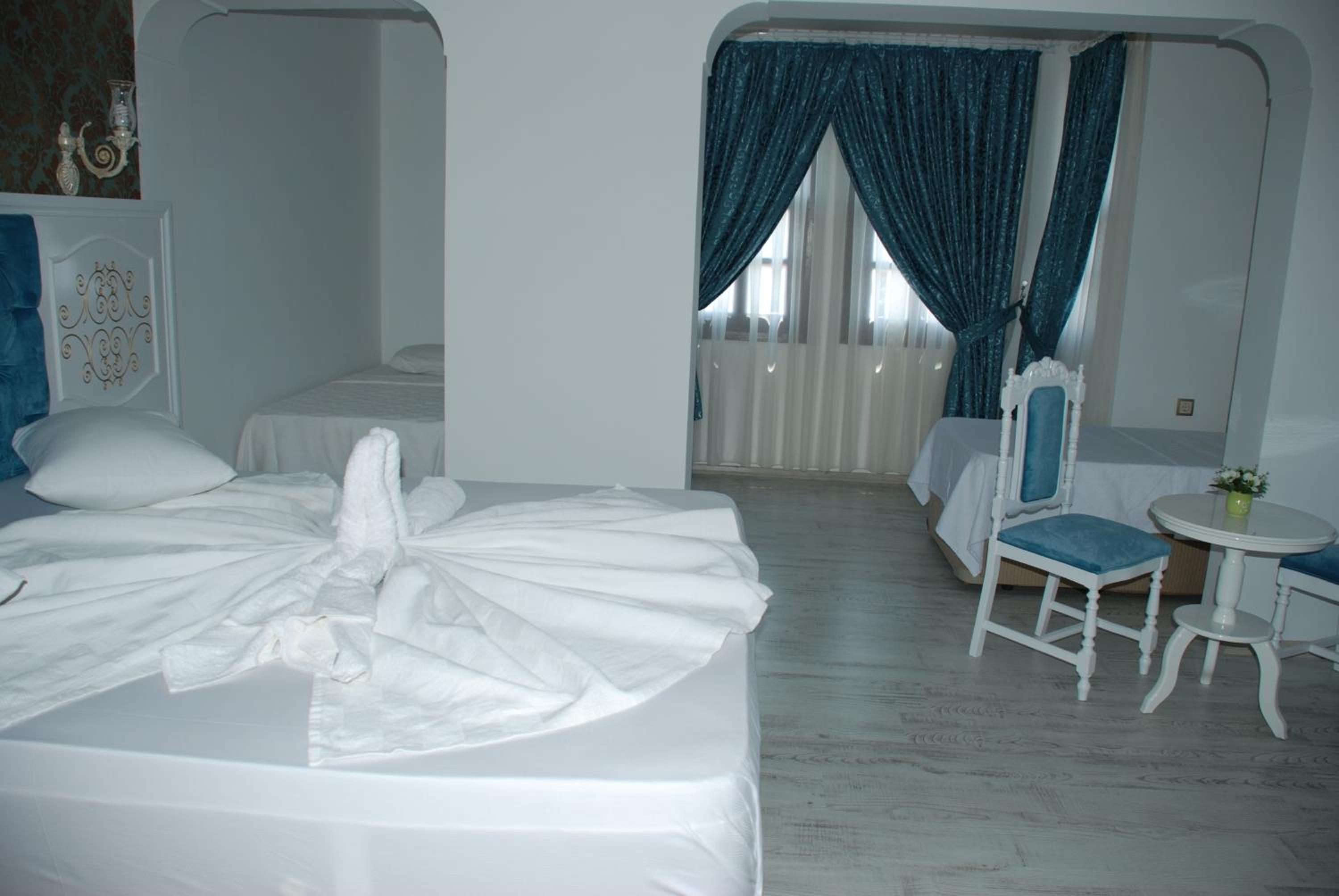 Family Room with City View thumbnail 6