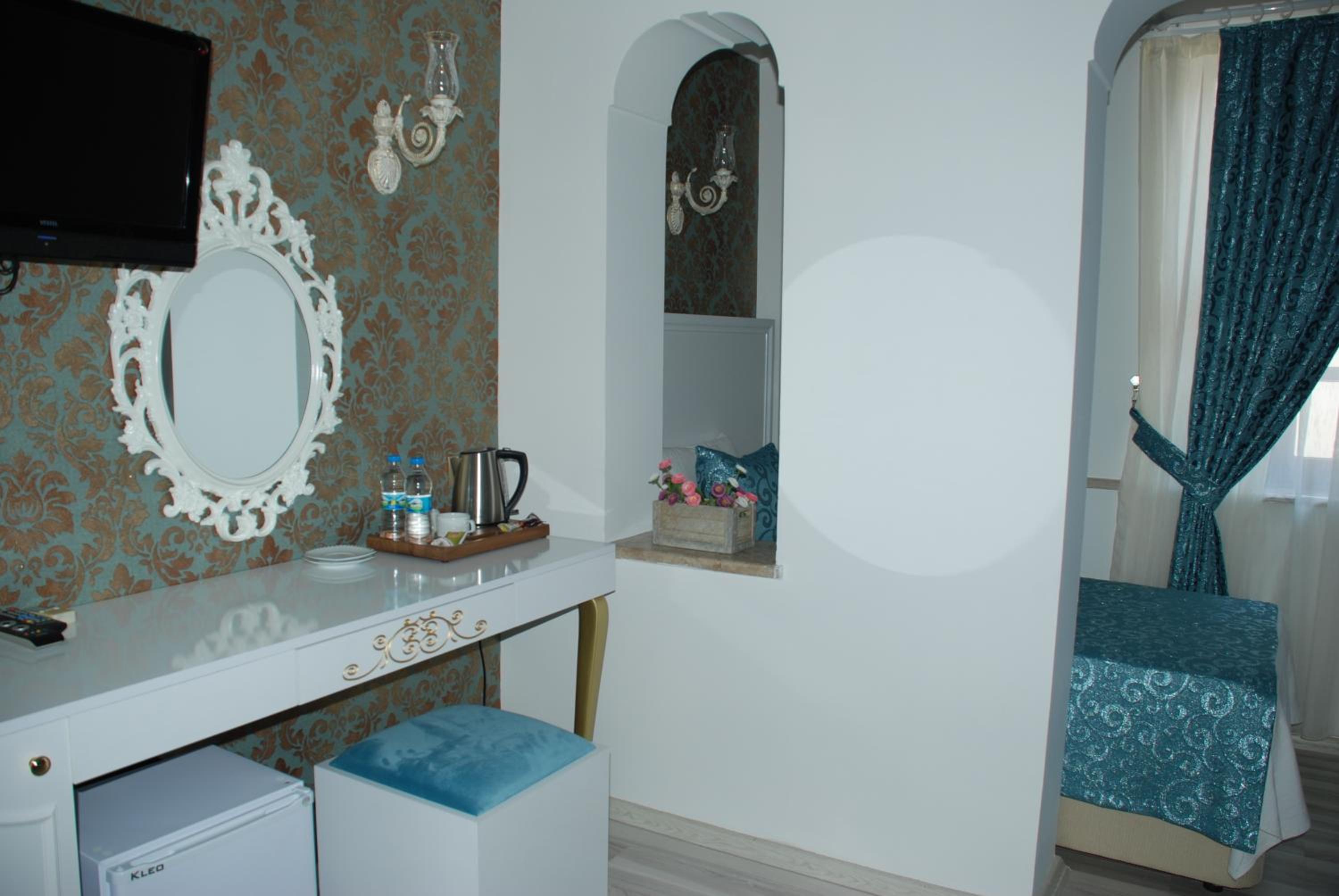 Family Room with City View thumbnail 6