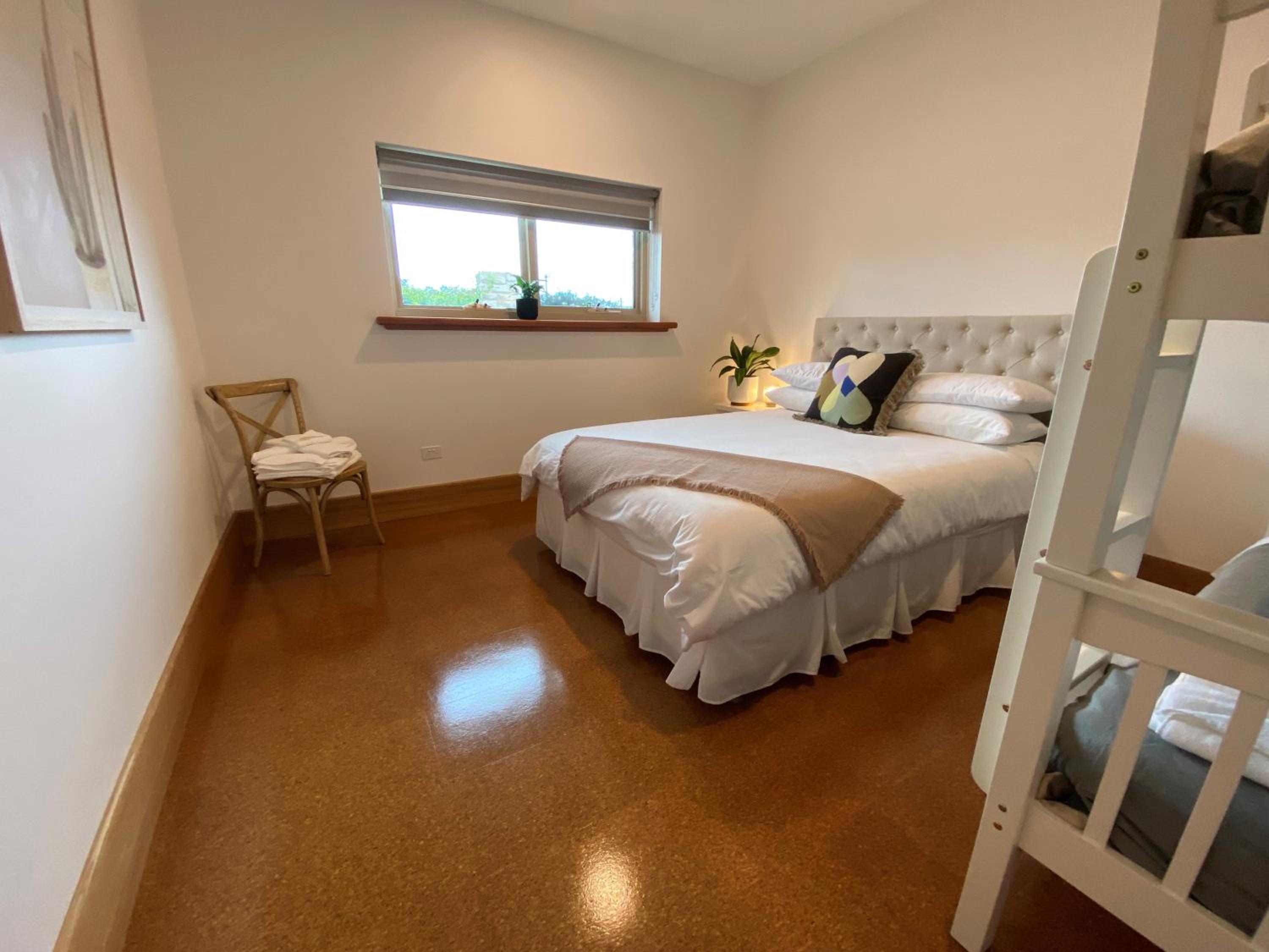 Five-Bedroom House photo 1