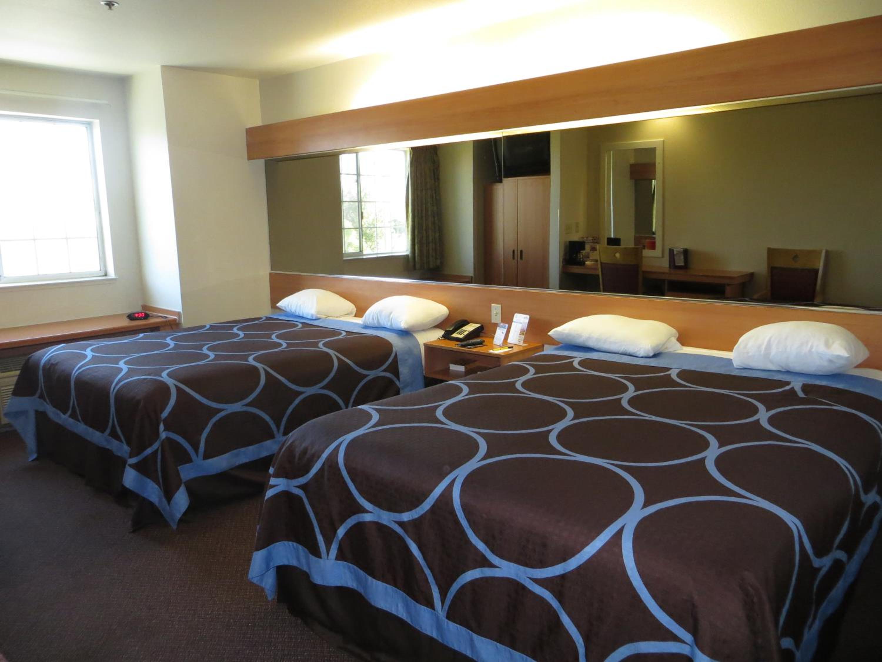 Queen Room With Two Queen Beds - Non-Smoking - Photo 2