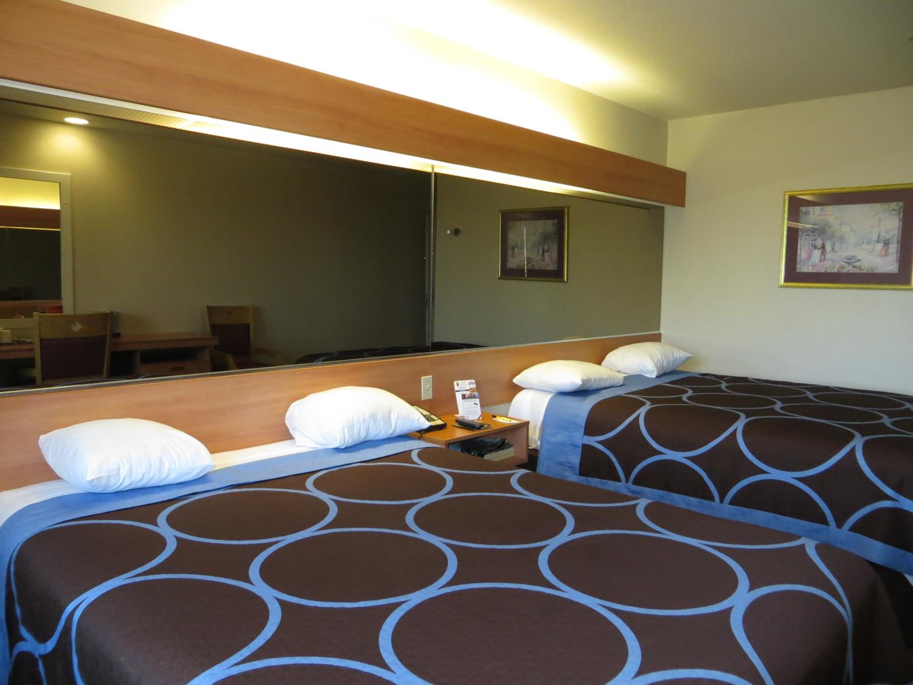 Queen Room With Two Queen Beds - Non-Smoking - Photo 3