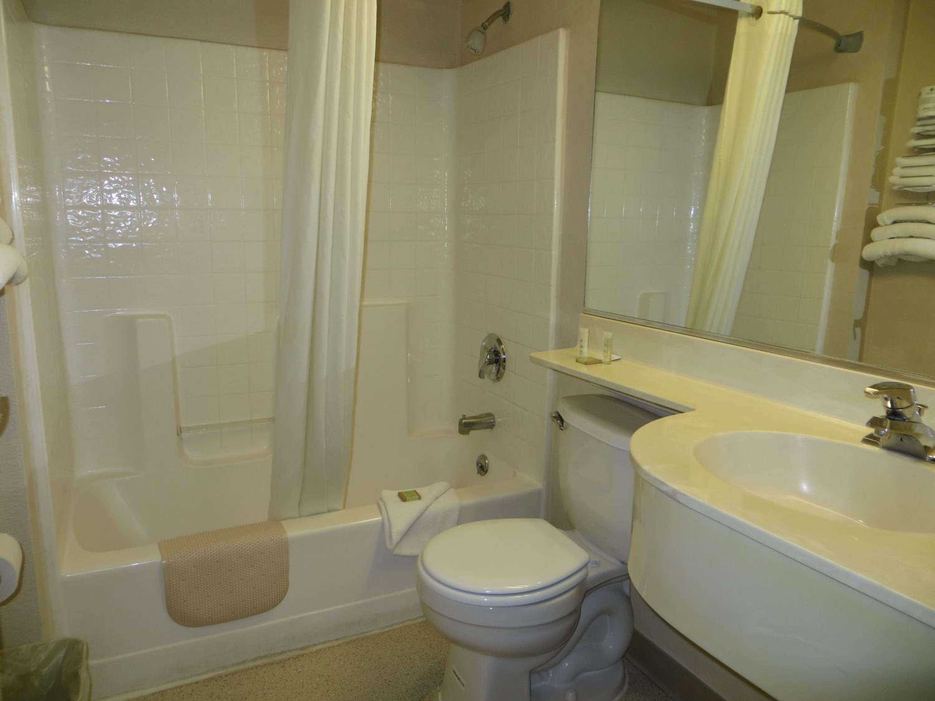 Queen Room With Two Queen Beds - Non-Smoking - Photo 5
