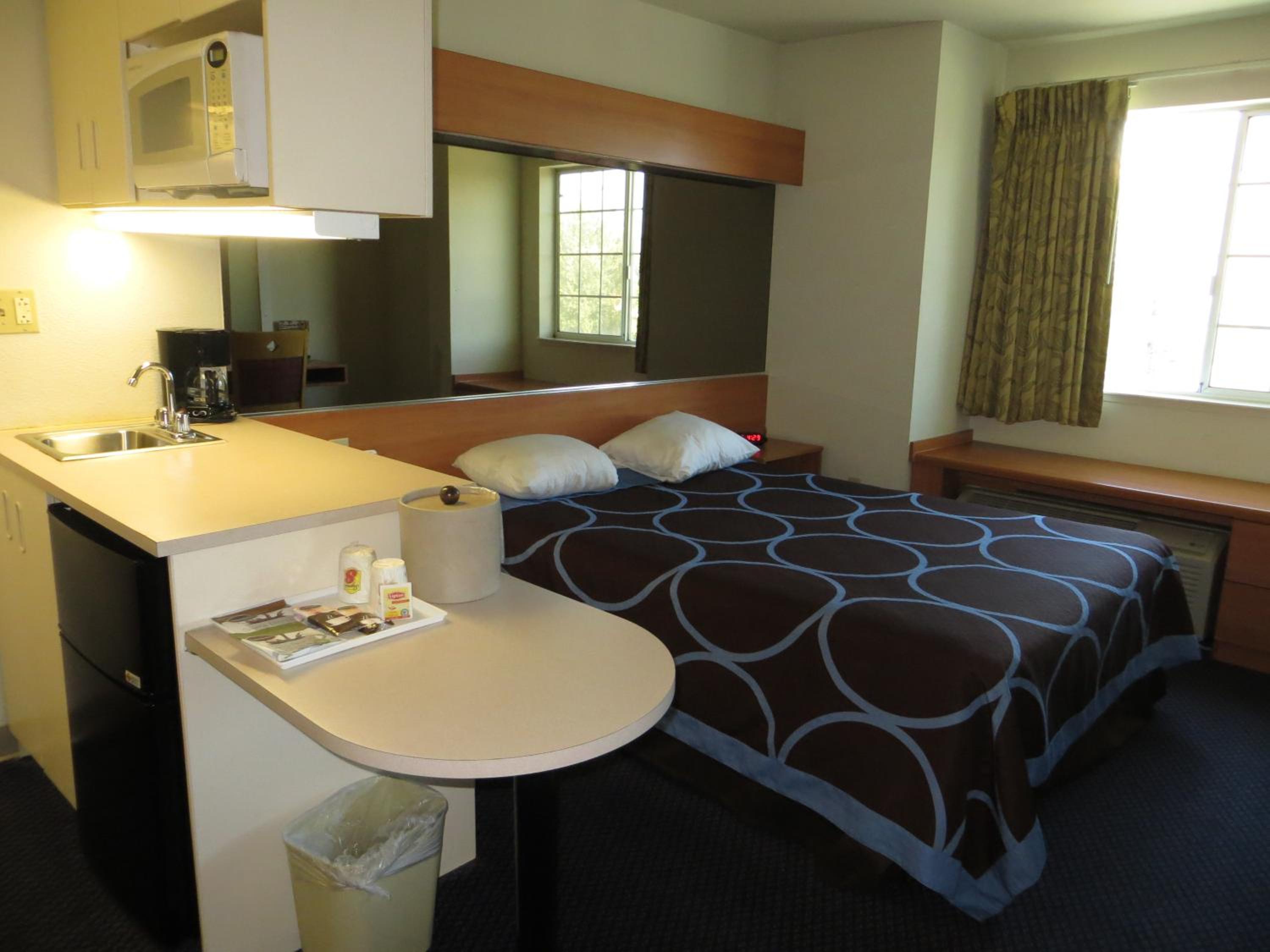 Queen Suite - Non-Smoking - Photo 1