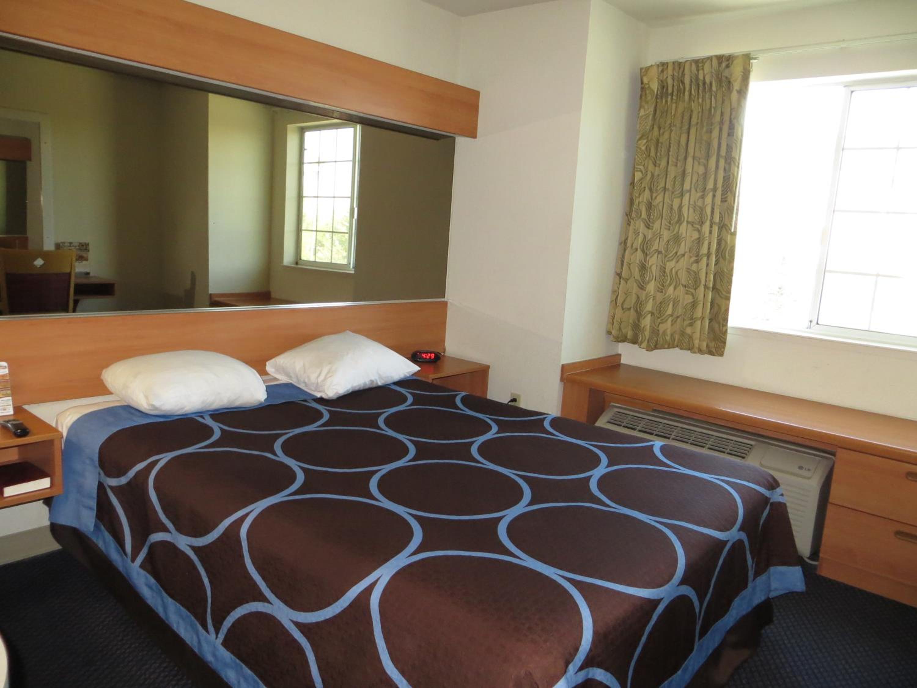 Queen Room - Photo 11