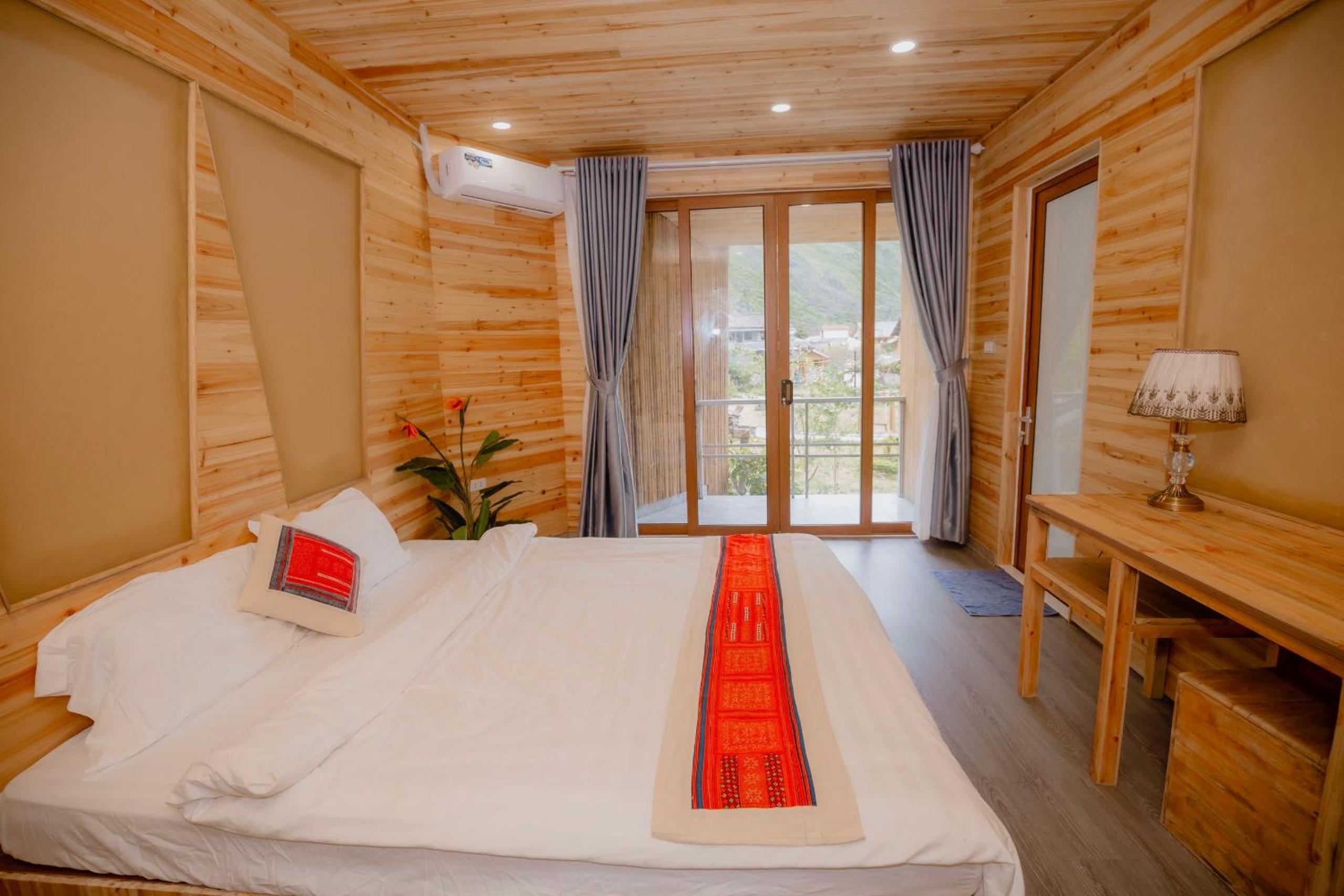 Deluxe Double Room with Balcony photo 2