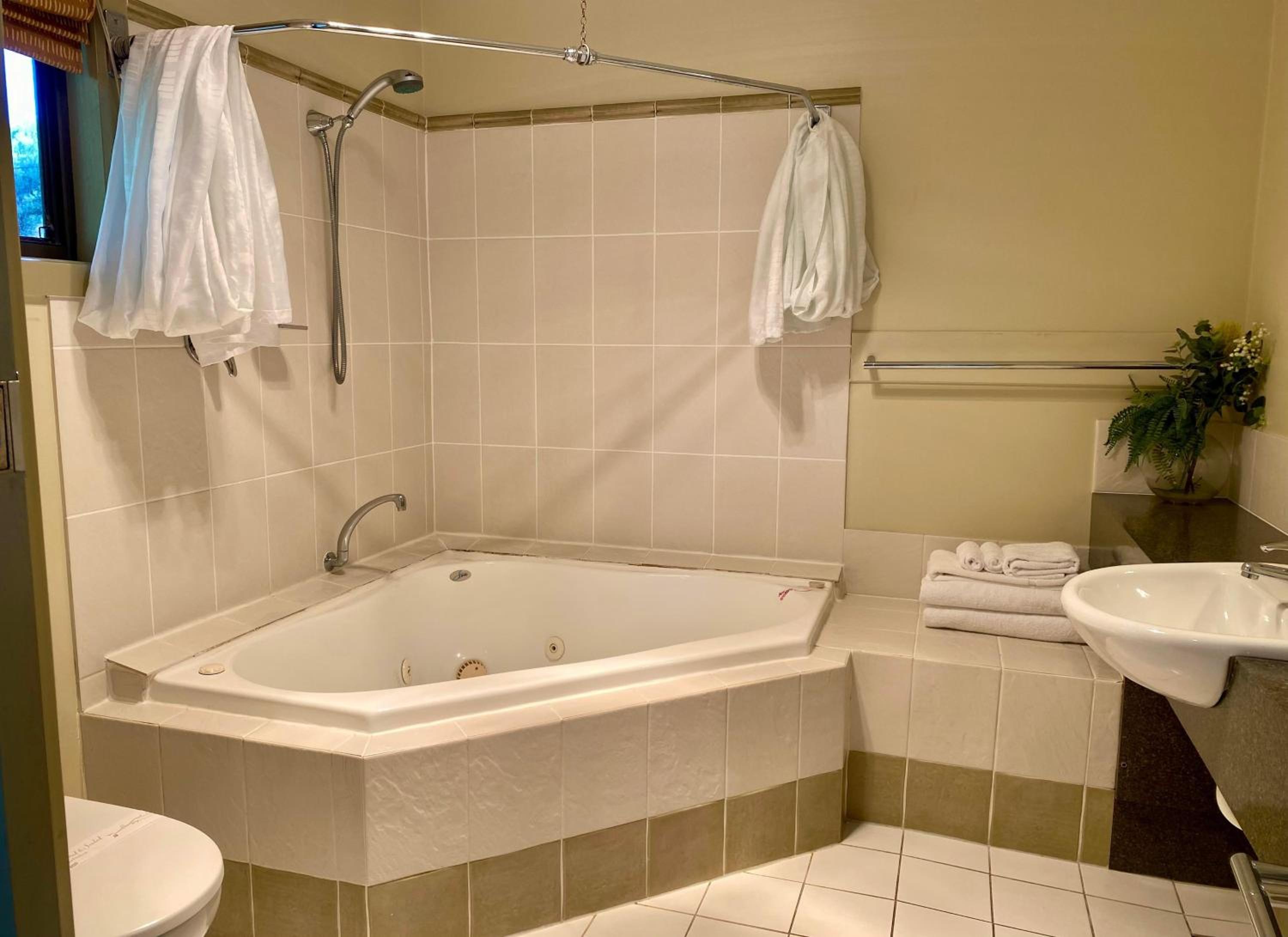 Suite with Spa Bath photo 3