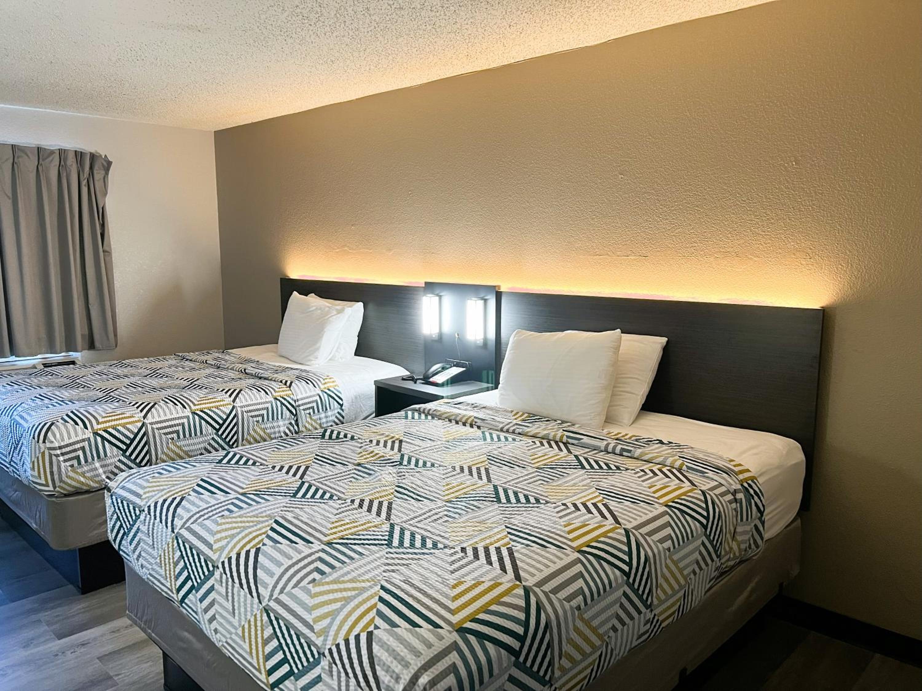 2 Queen Beds | Non-Smoking, Micfridge - Photo 5