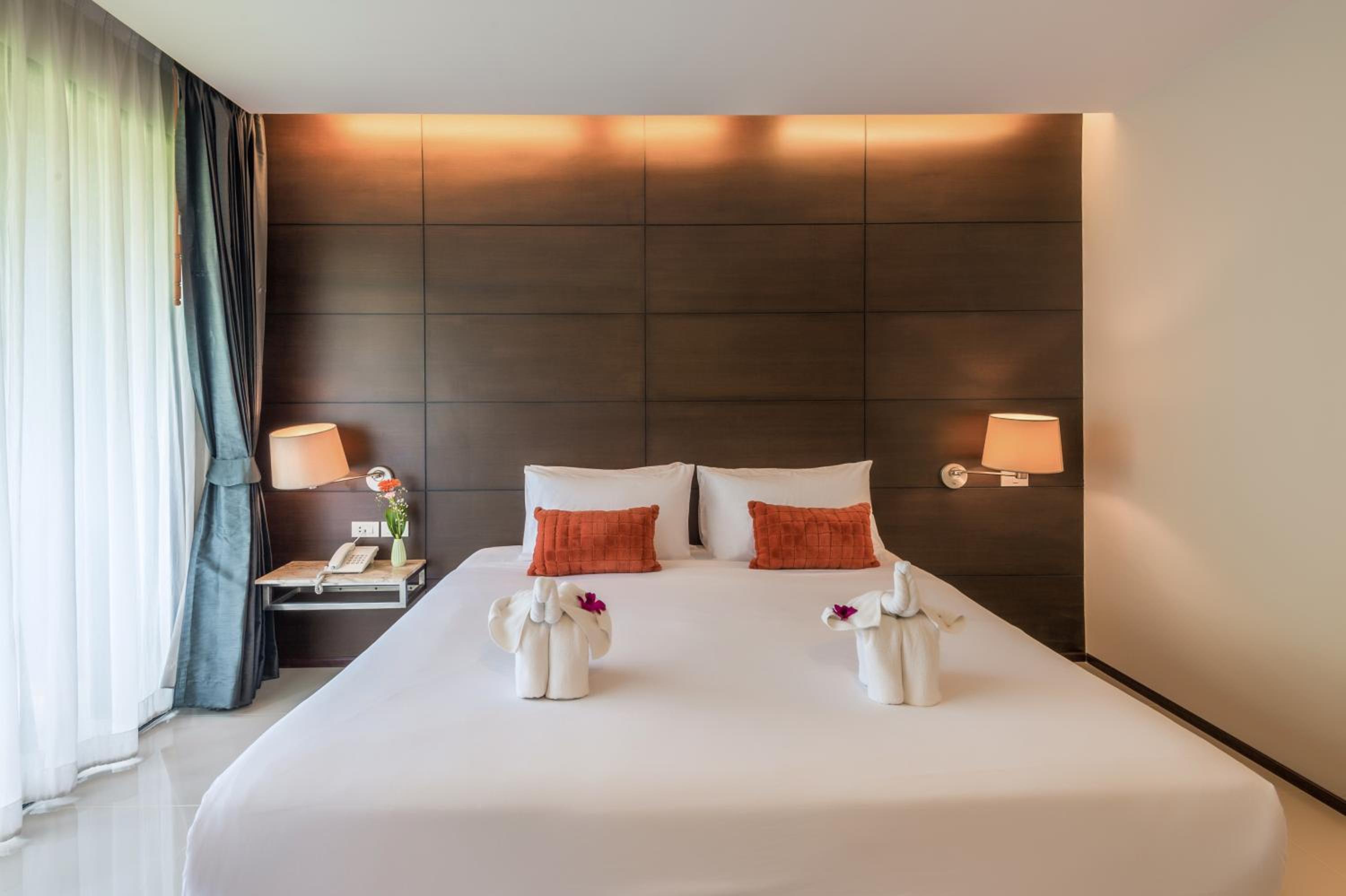 Deluxe Double or Twin Room with Pool View - Photo 4