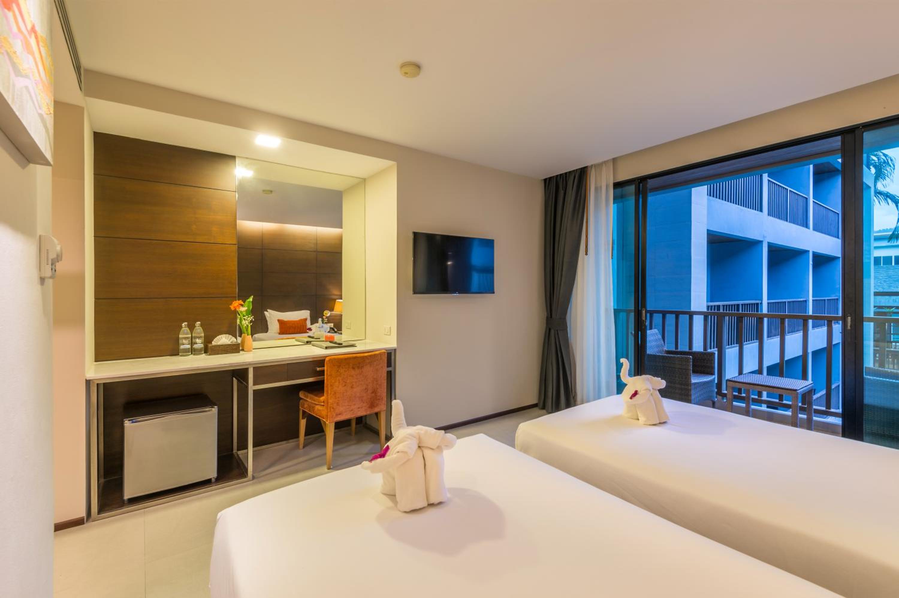 Deluxe Double or Twin Room with Pool View - Photo 7