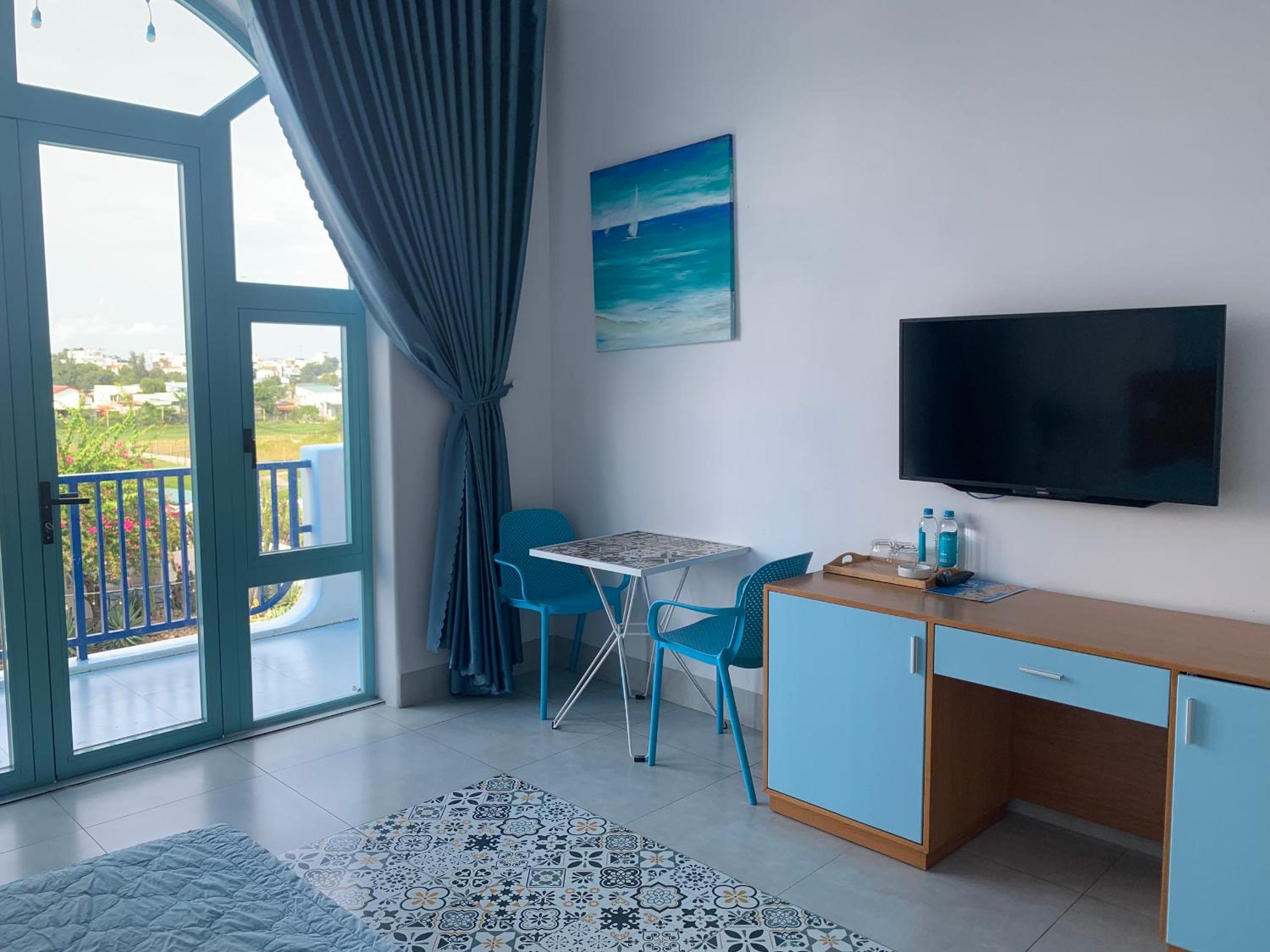 Deluxe Double Room with Balcony - Photo 9