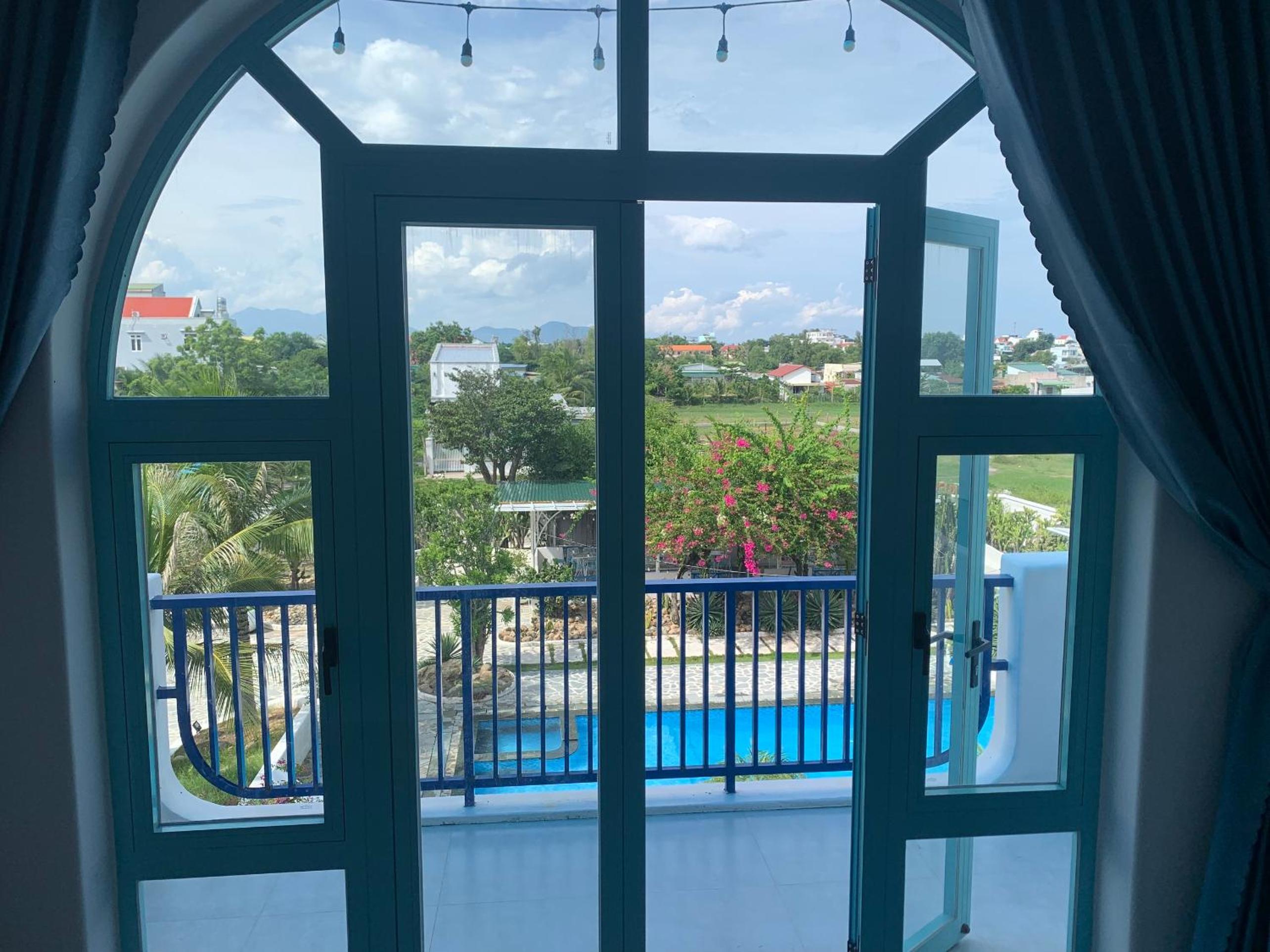 Deluxe Double Room with Balcony - Photo 10