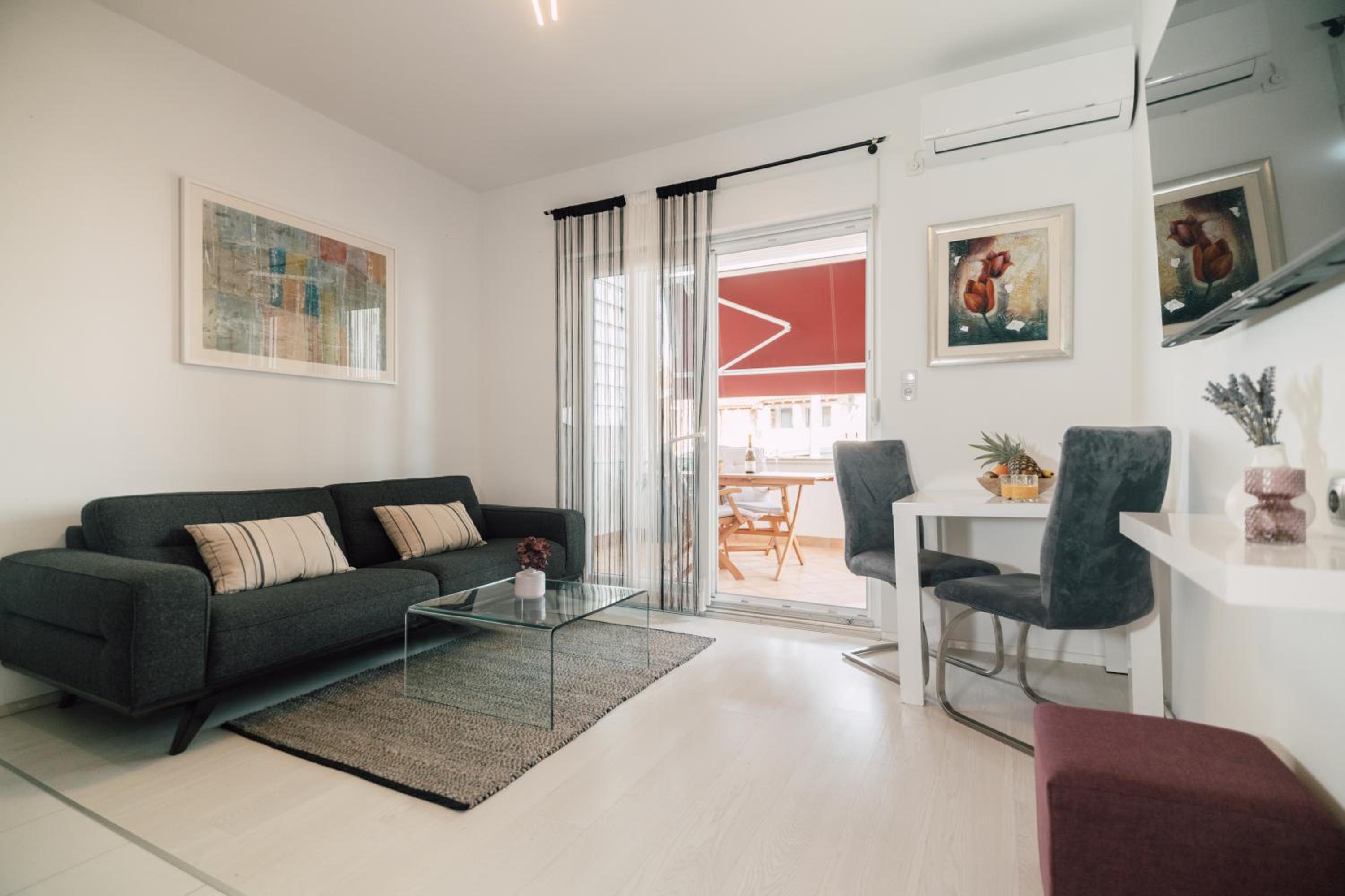 Apartment with Terrace - Photo 8