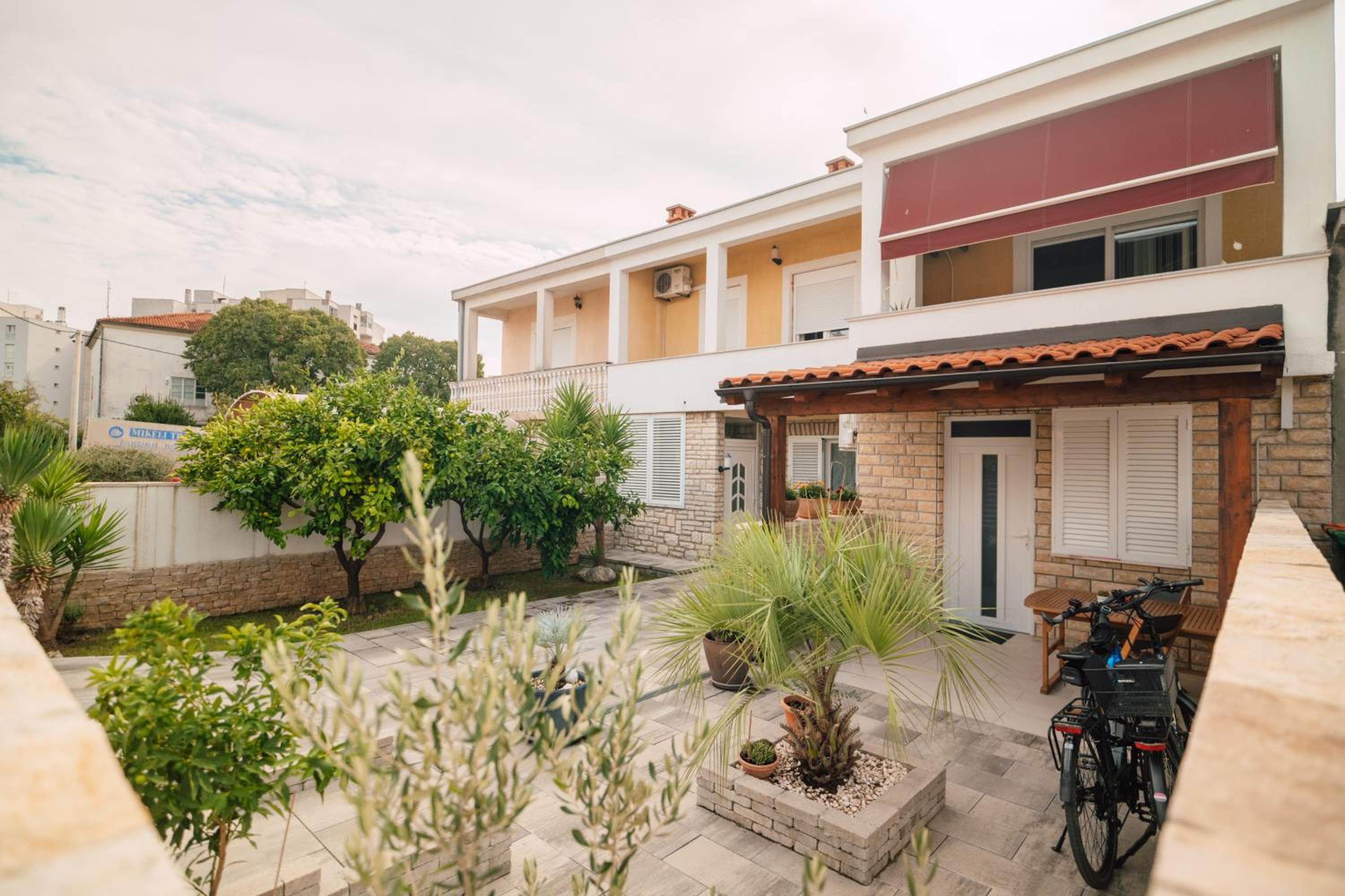 Apartment with Terrace - Photo 11