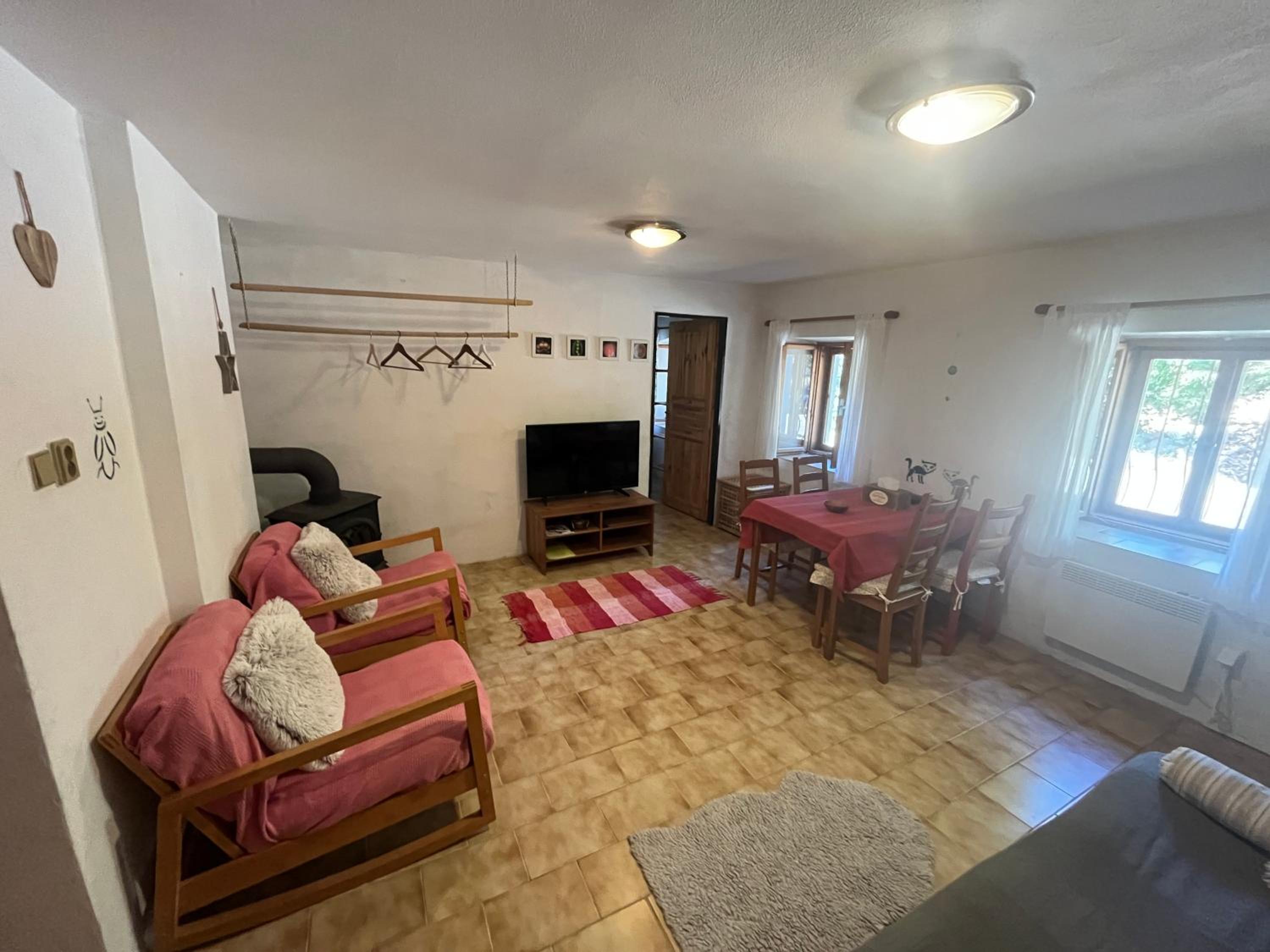 One-Bedroom Apartment photo 2