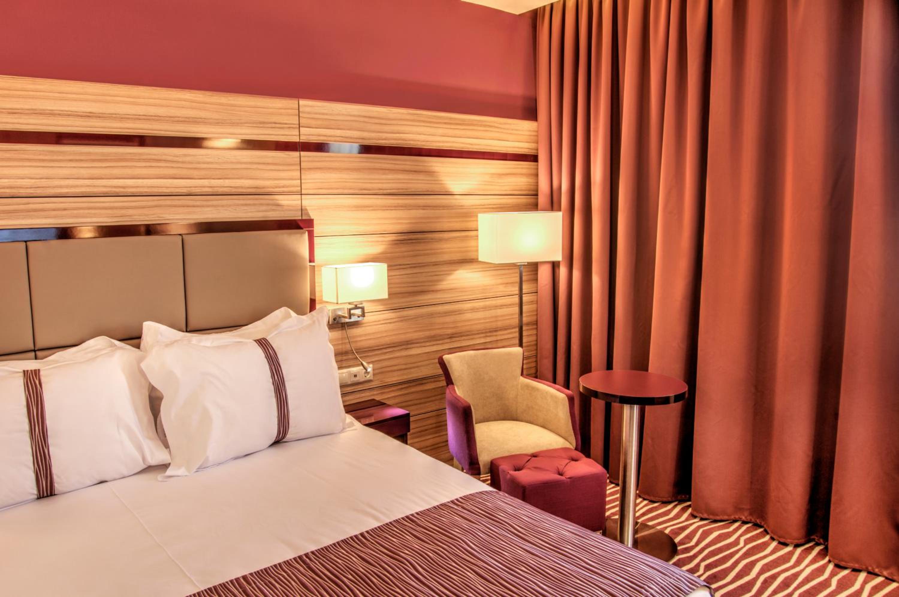 Standard King Room photo 2