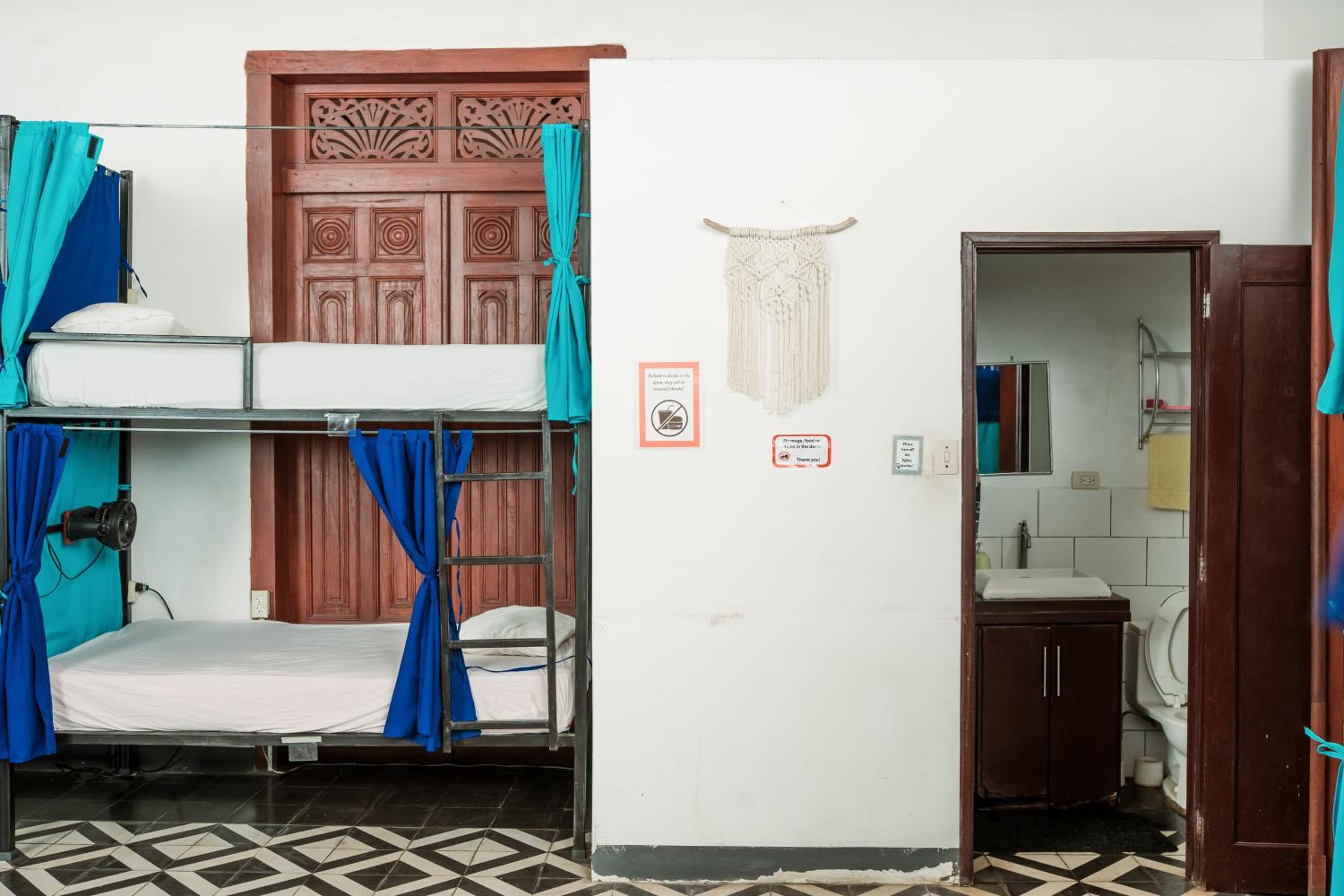 Single Bed in Mixed Dormitory Room