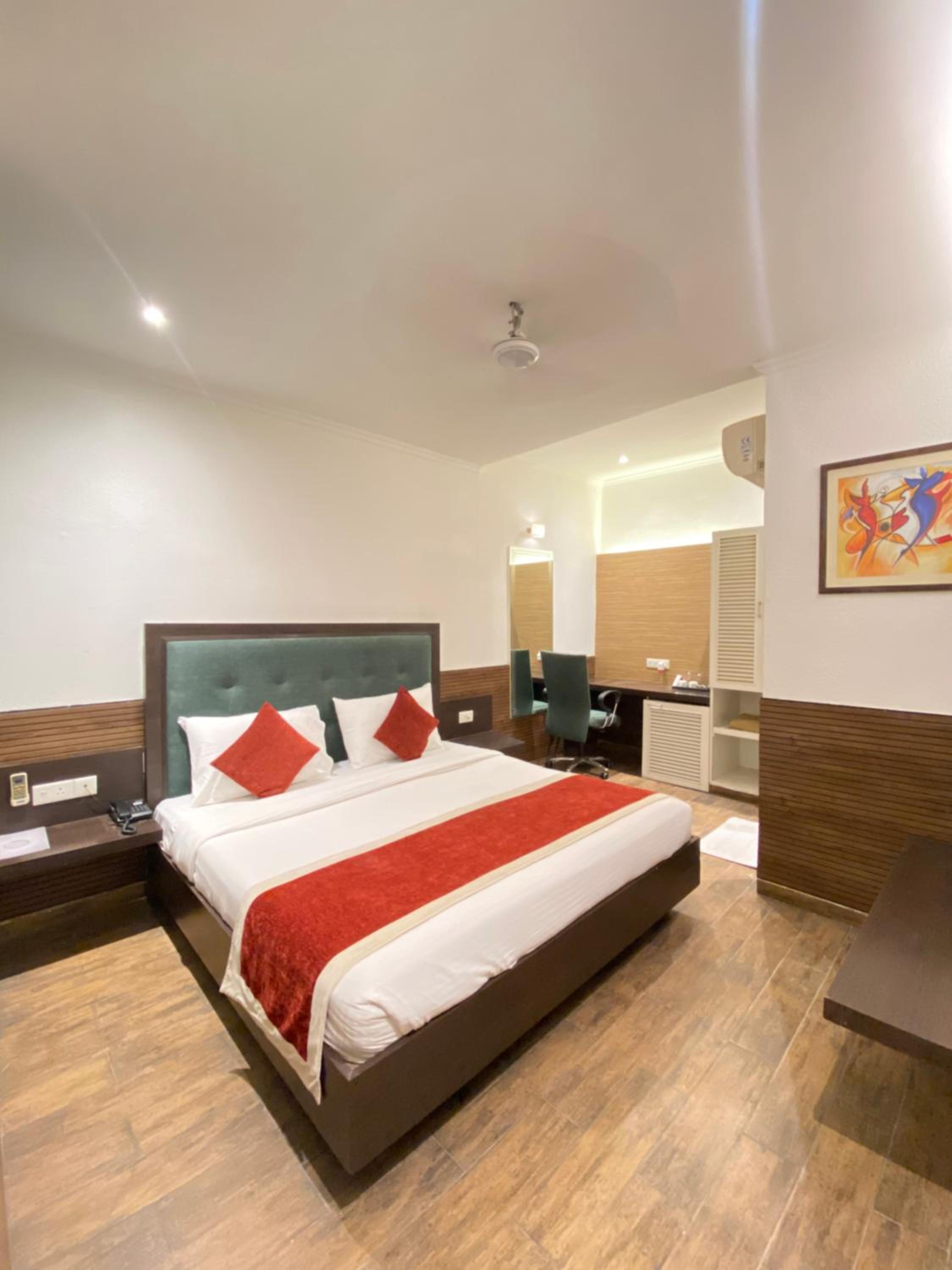 Executive Suite - Photo 8